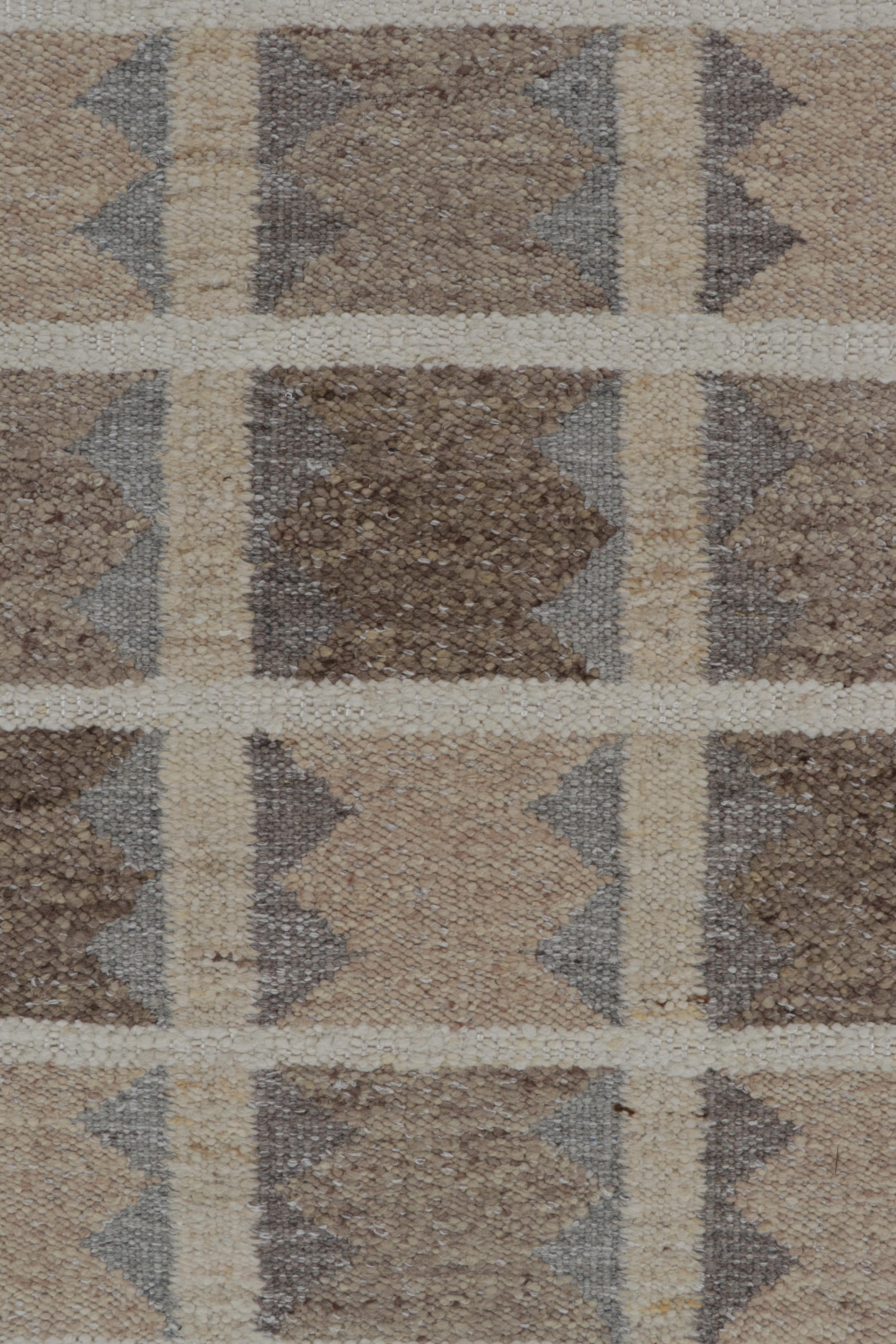 Kilim de estilo escandinavo de Rug & Kilim con motivos geométricos en beige, marrón y gris en Nuevo estado para la venta en Long Island City, NY