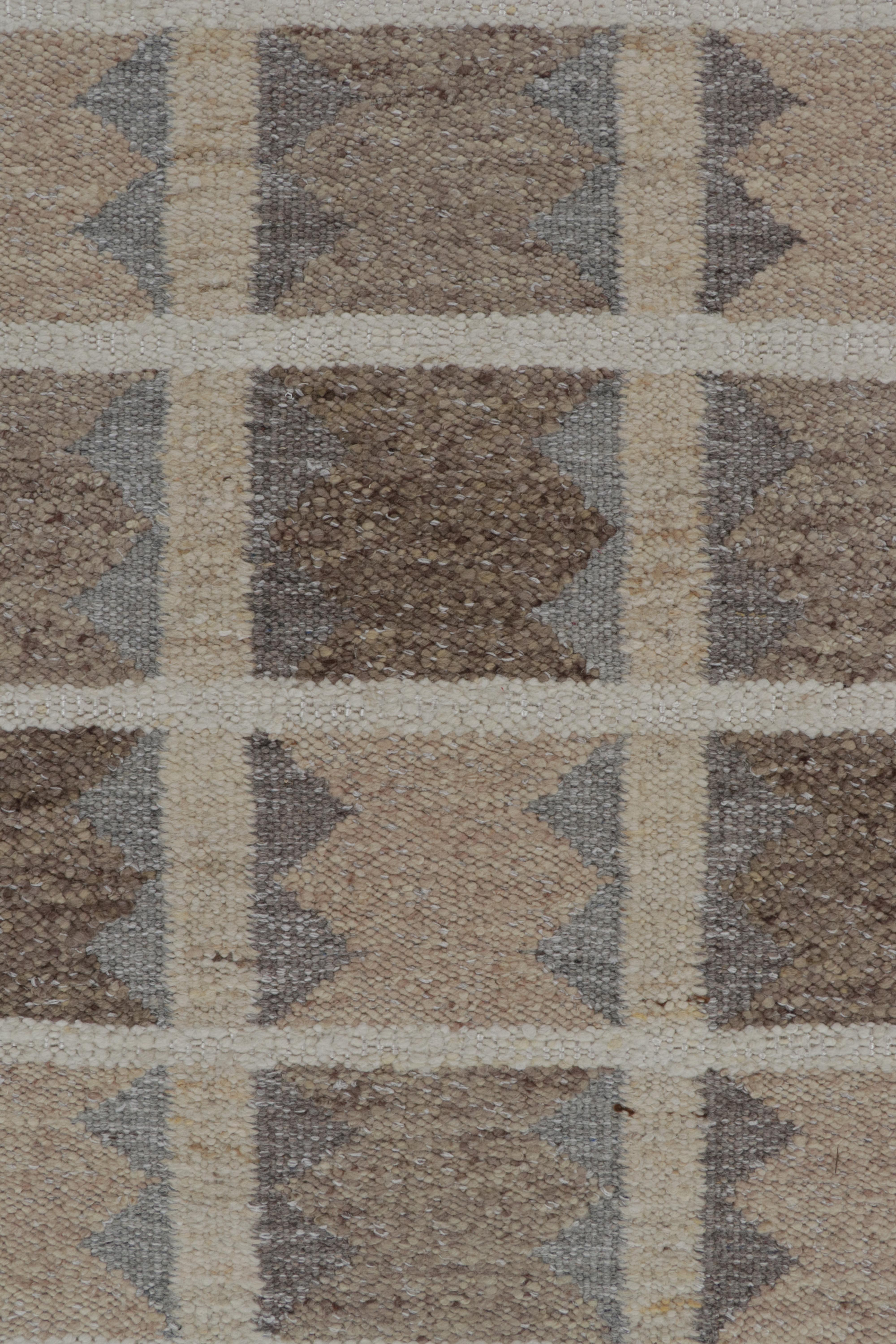 Rug & Kilim's Scandinavian Style Kilim in Beige, Brown & Gray Geometric Patterns (Kilim de style scandinave aux motifs géométriques beige, brun et gris) Neuf - En vente à Long Island City, NY