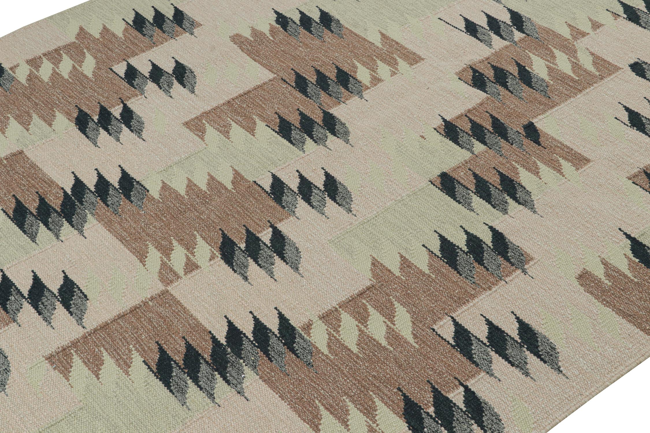 Rug & Kilim's skandinavischer Kelim in Beige-Braun & Grün Geometrisch gemustert (Indisch) im Angebot