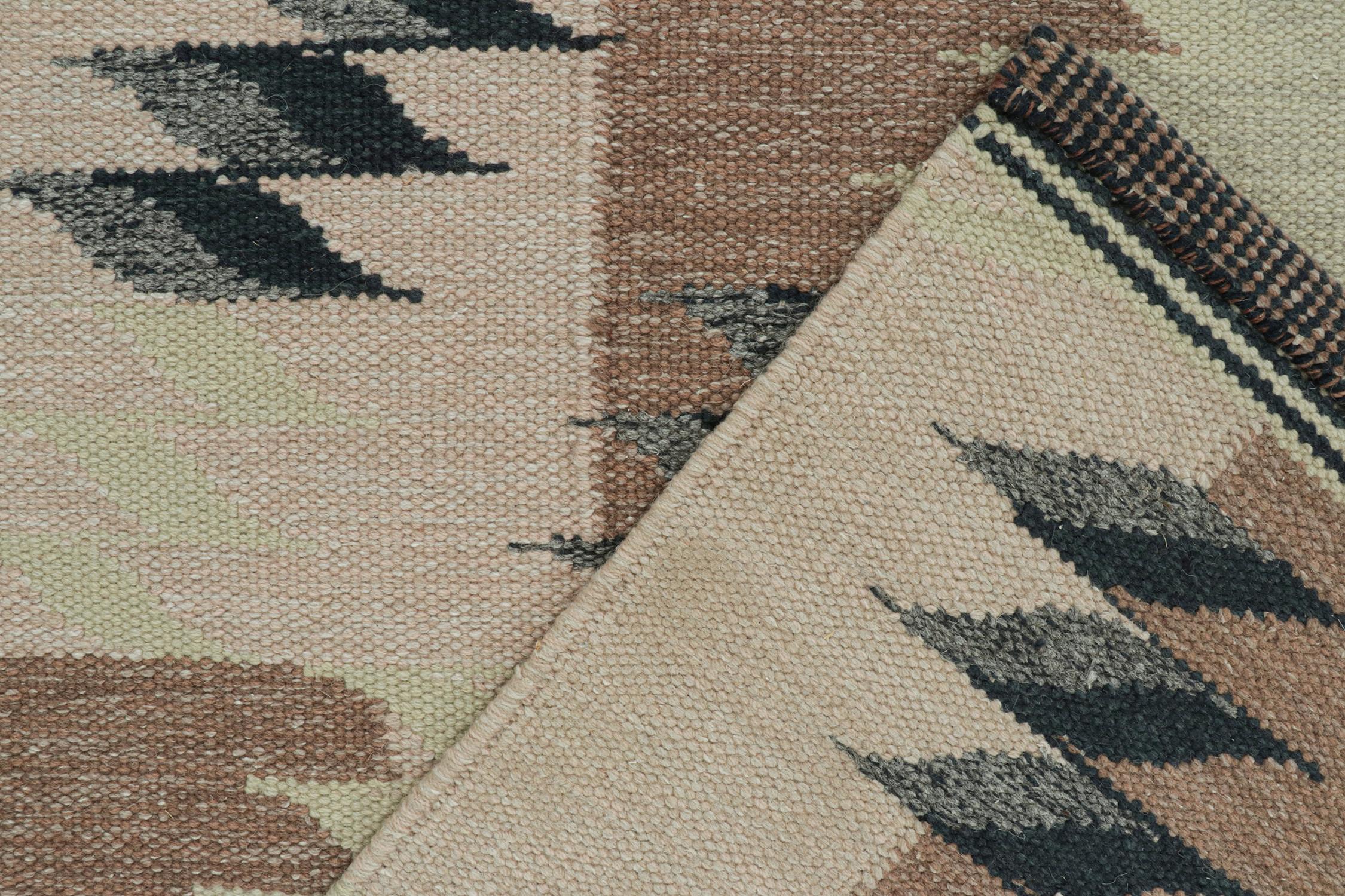Rug & Kilim's skandinavischer Kelim in Beige-Braun & Grün Geometrisch gemustert (21. Jahrhundert und zeitgenössisch) im Angebot