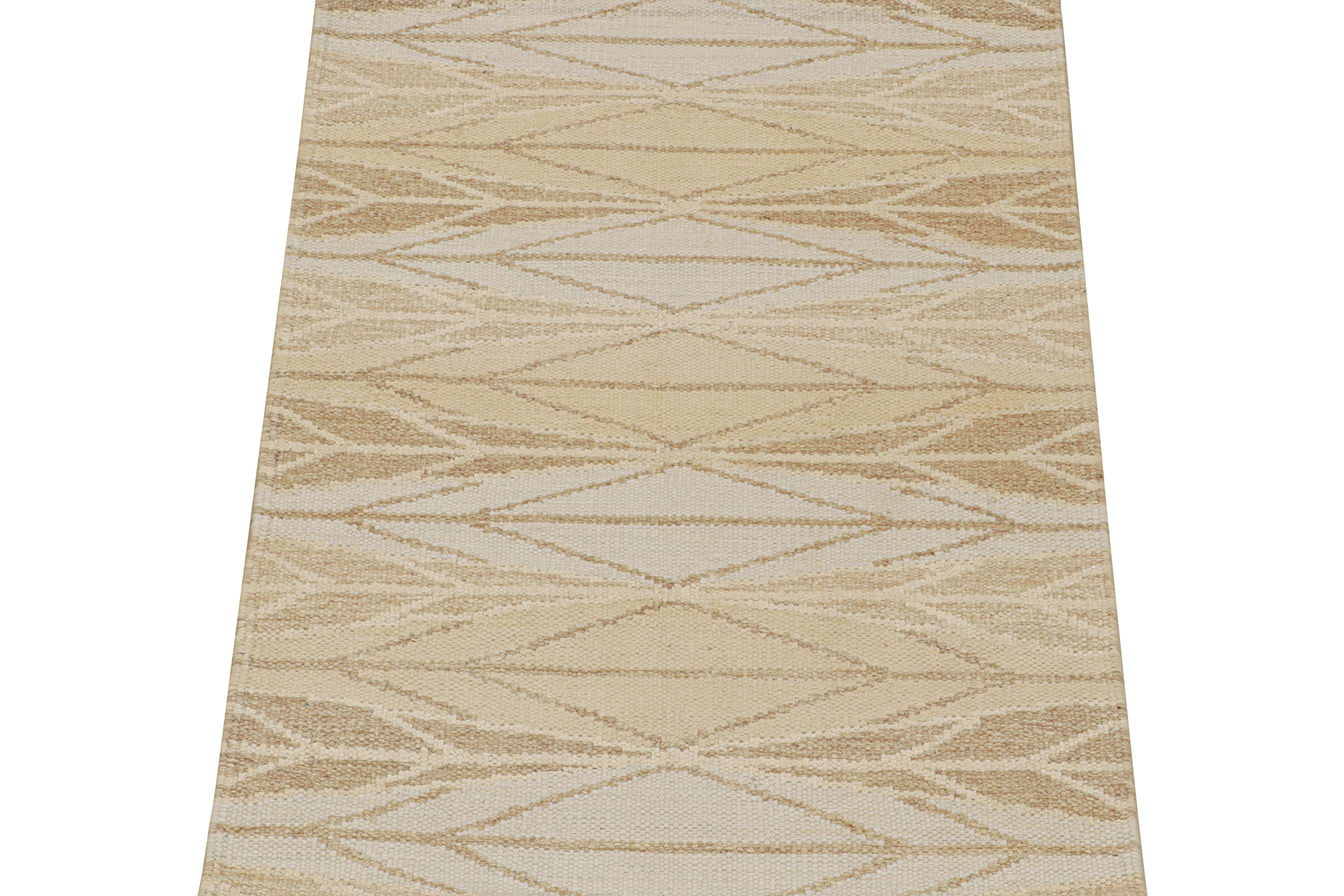 Ce tapis 3x5 à tissage plat est un nouvel ajout audacieux à la collection Scandinavian de Rug & Kilim. Tissé à la main en laine et en fils naturels, son design reflète une version contemporaine des styles Rollakans et Déco suédois du milieu du