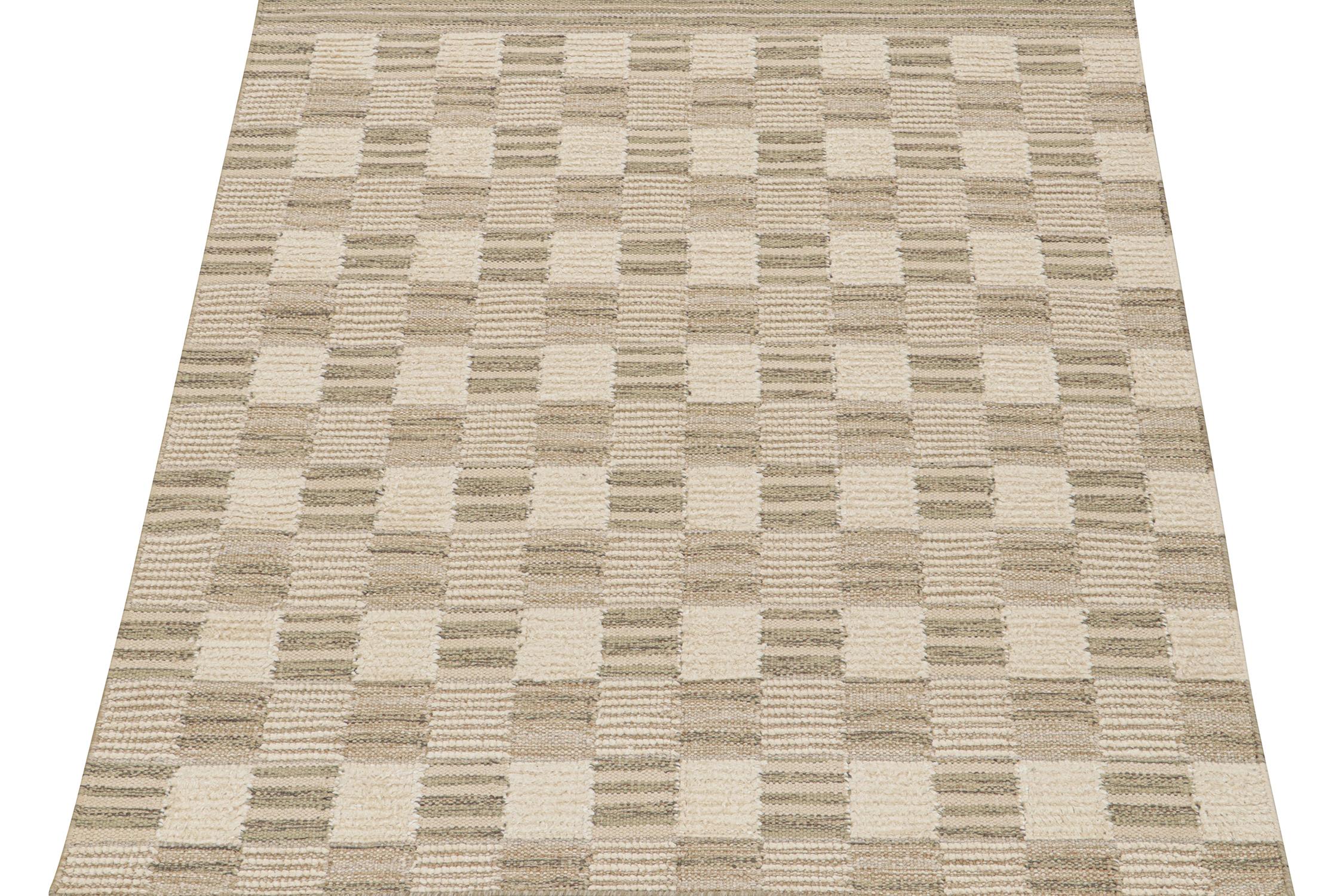 Dieser 6x7-Kilim ist eine kühne Neuheit in der Scandinavian Collection'S von Rug & Kilim. Das aus Wolle und natürlichen Garnen handgewebte Design spiegelt eine zeitgenössische Interpretation des Rollakans aus der Mitte des Jahrhunderts und des