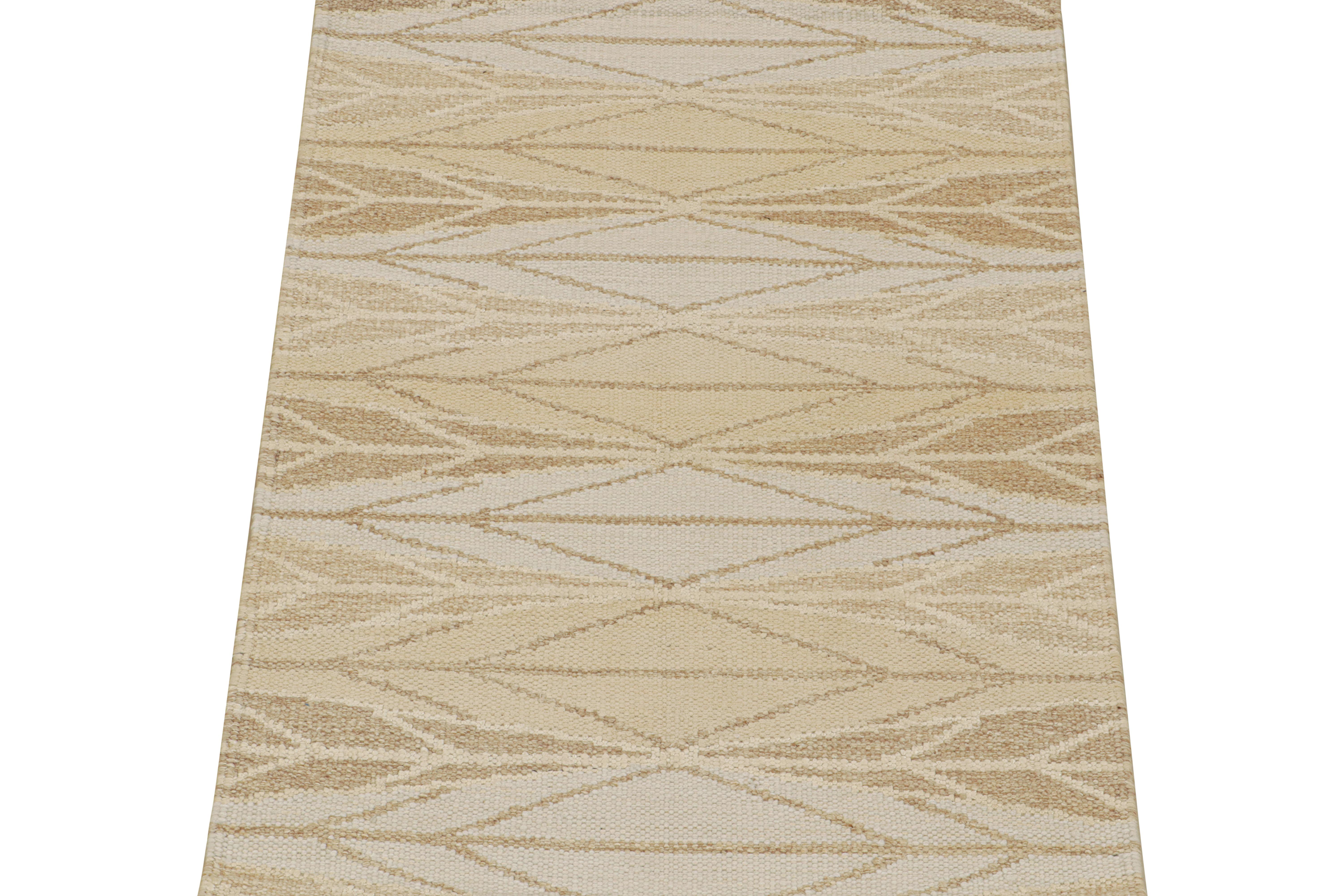 Esta alfombra de tejido plano 3x5 es una nueva y atrevida incorporación a la Colección Escandinava de Rug & Kilim. Tejida a mano en lana e hilos naturales, su diseño refleja una visión contemporánea del estilo Rollakans y Decó sueco de mediados de