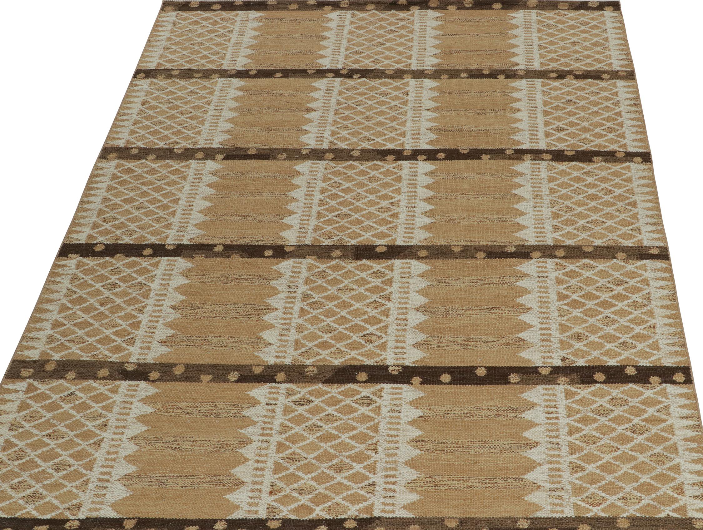 Rug & Kilim's skandinavischer Kilim in Beige-Braun & Weiß mit geometrischem Muster (Skandinavische Moderne) im Angebot