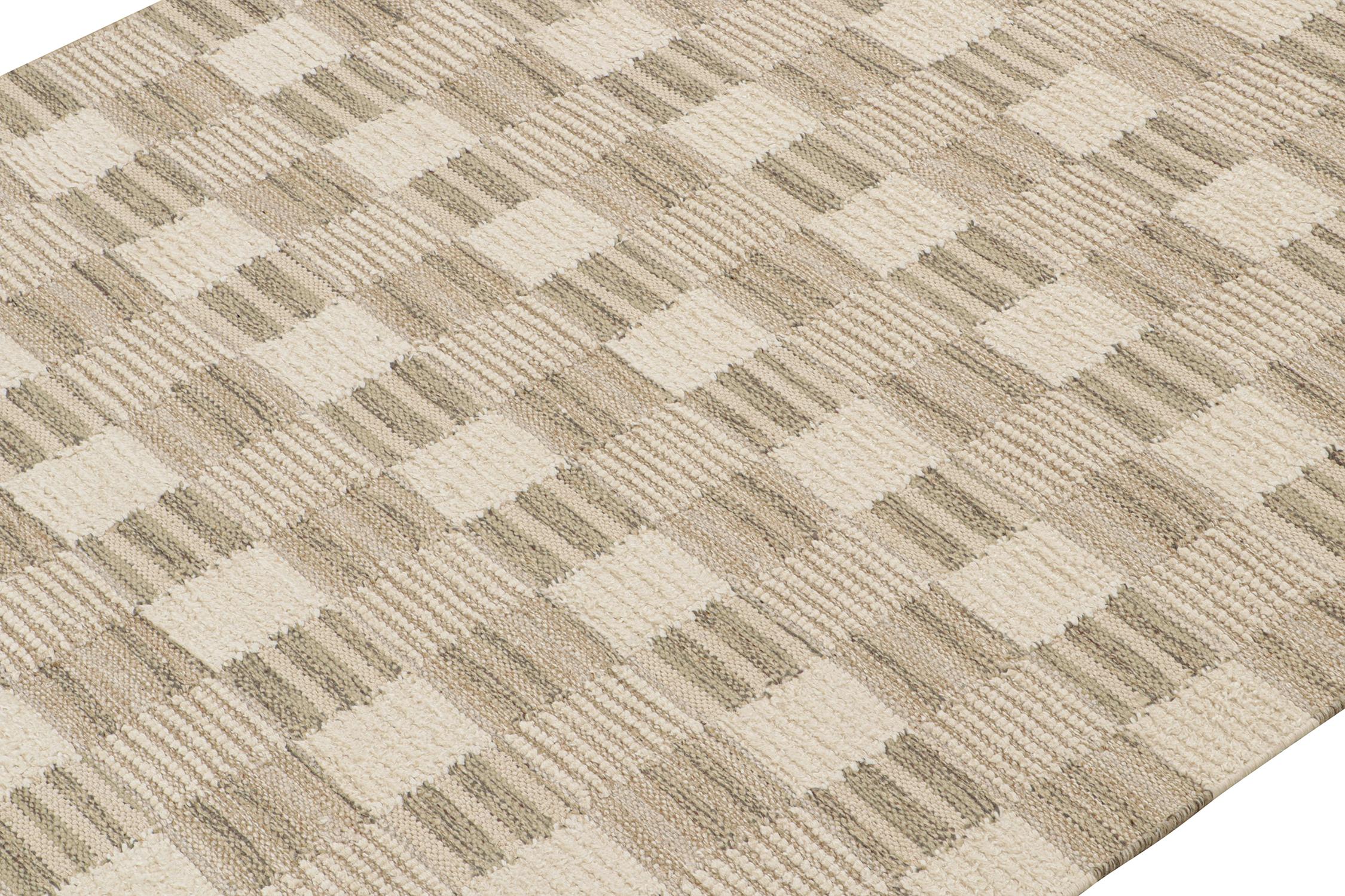 Rug & Kilim's skandinavischer Kilim in Beige-Braun & Weiß mit geometrischem Muster (Indisch) im Angebot