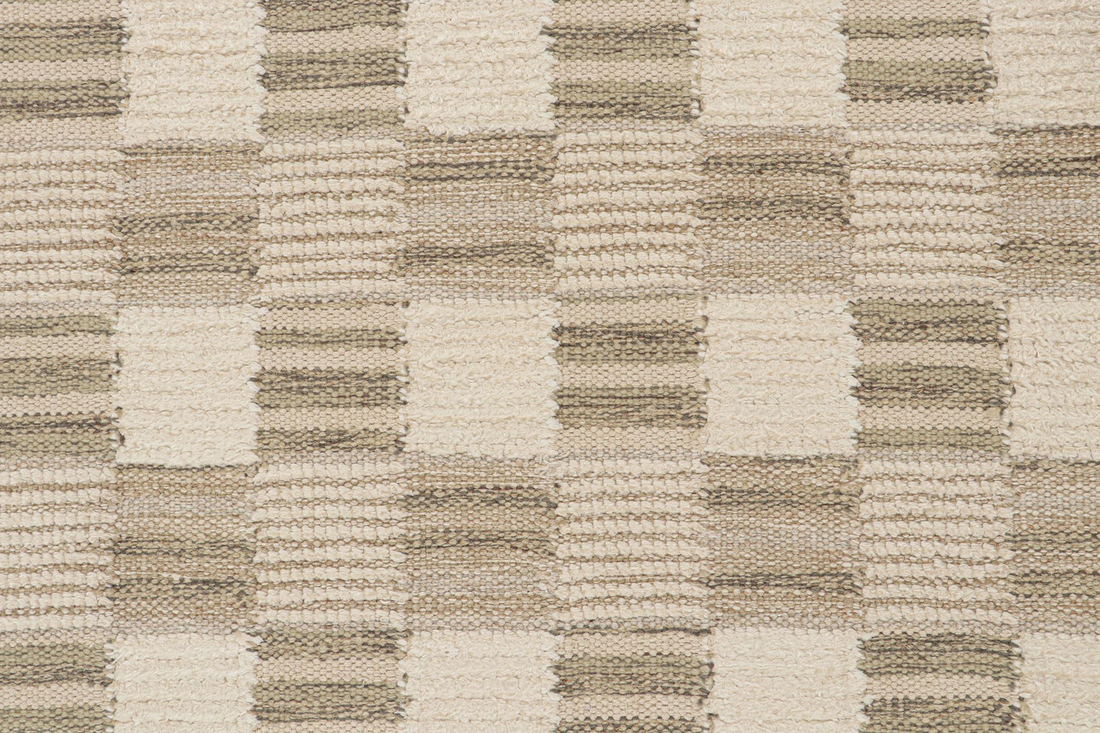 Rug & Kilim's skandinavischer Kilim in Beige-Braun & Weiß mit geometrischem Muster im Zustand „Neu“ im Angebot in Long Island City, NY