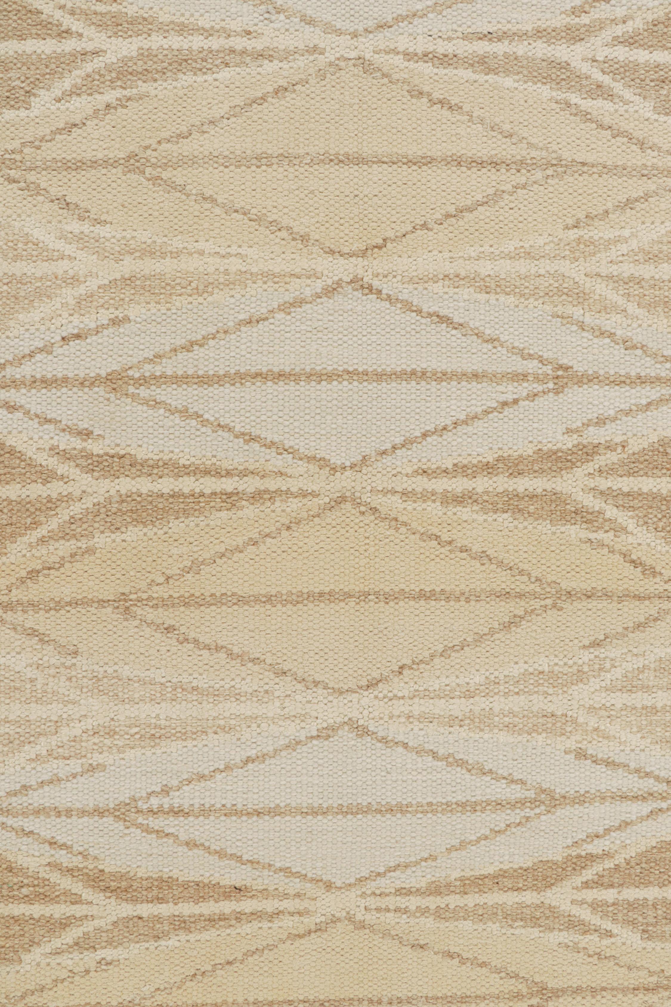 Kilim de estilo escandinavo de Rug & Kilim con estampado geométrico en beige, marrón y blanco en Nuevo estado para la venta en Long Island City, NY