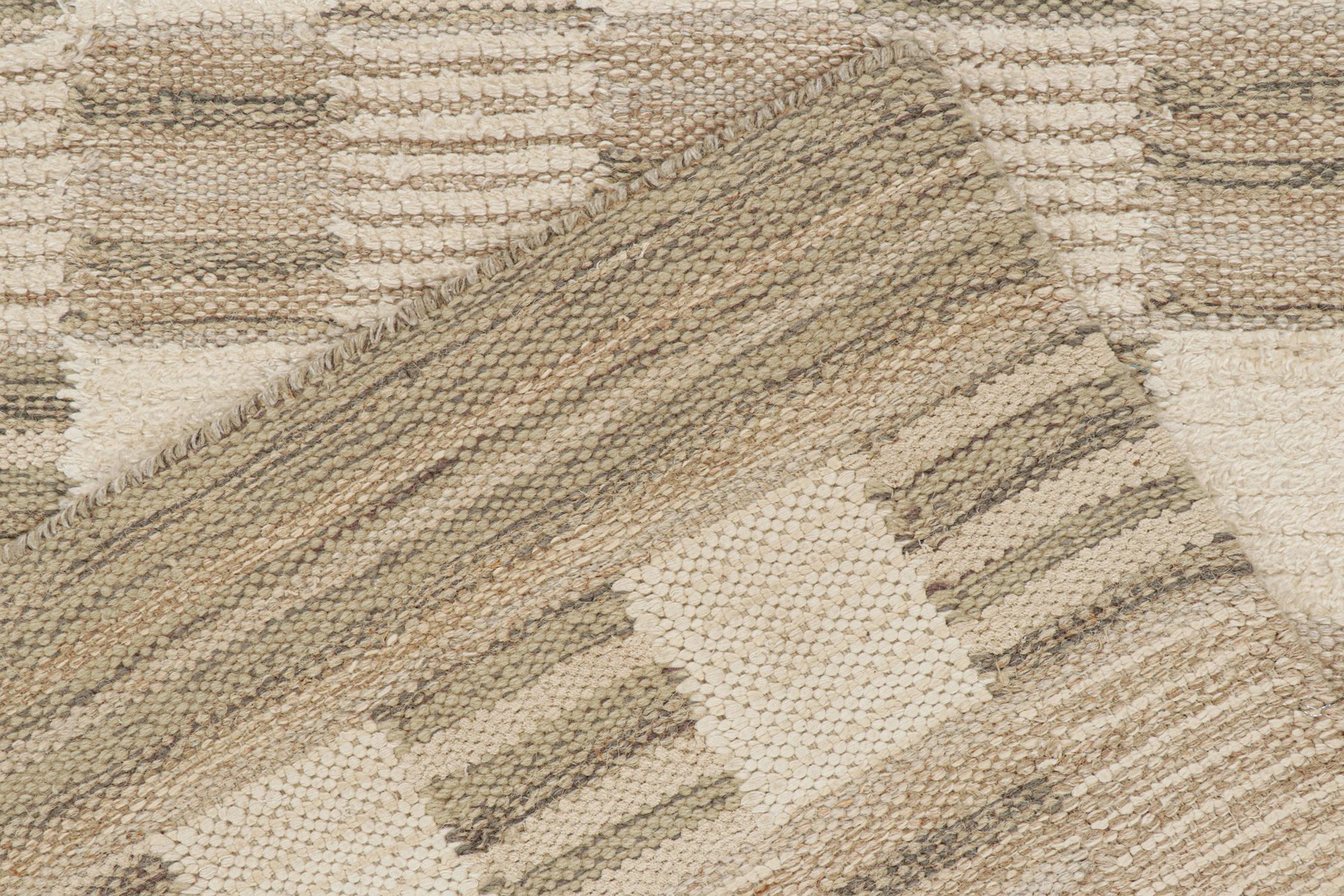 Rug & Kilim's skandinavischer Kilim in Beige-Braun & Weiß mit geometrischem Muster (21. Jahrhundert und zeitgenössisch) im Angebot