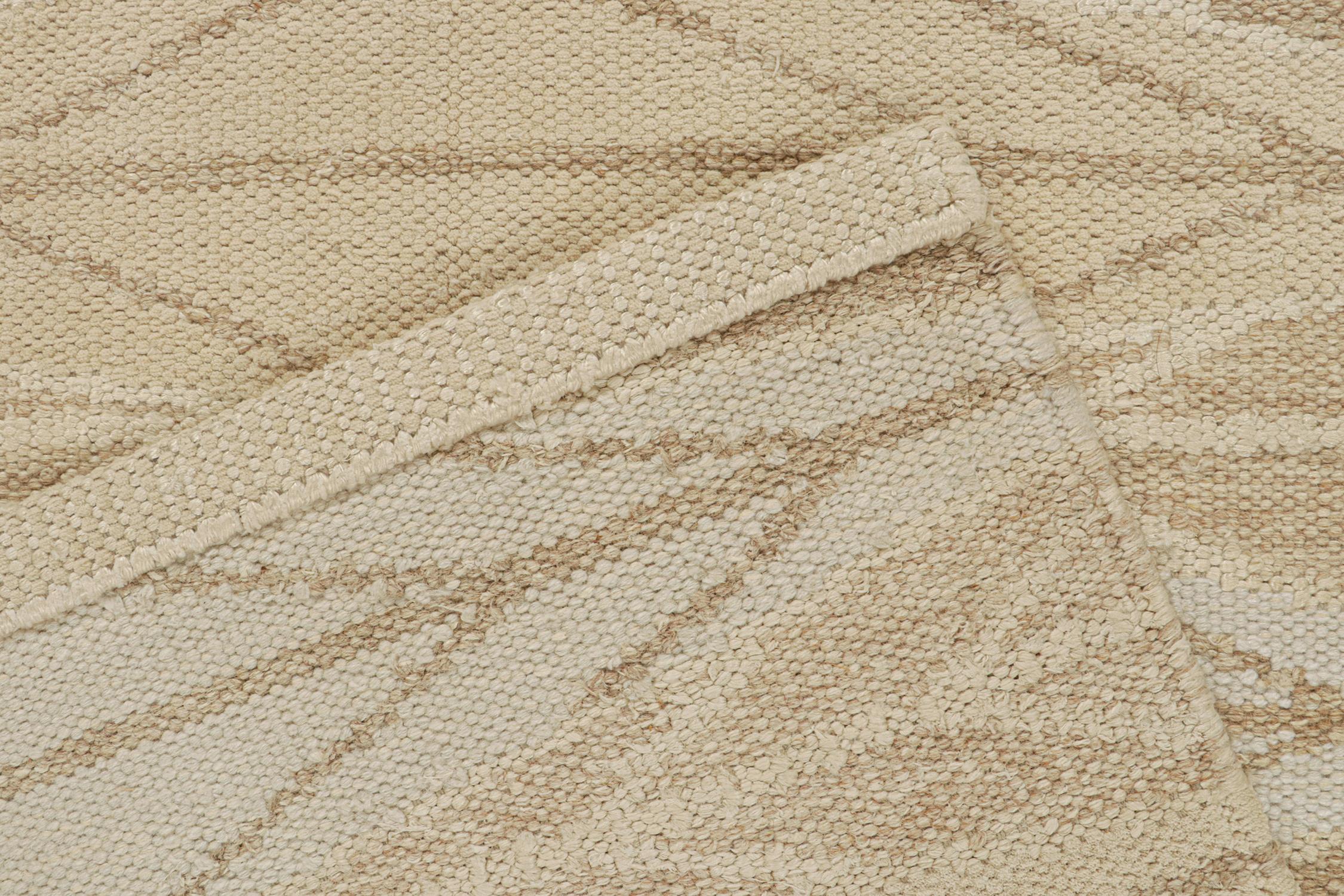 Kilim de estilo escandinavo de Rug & Kilim con estampado geométrico en beige, marrón y blanco Siglo XXI y contemporáneo en venta