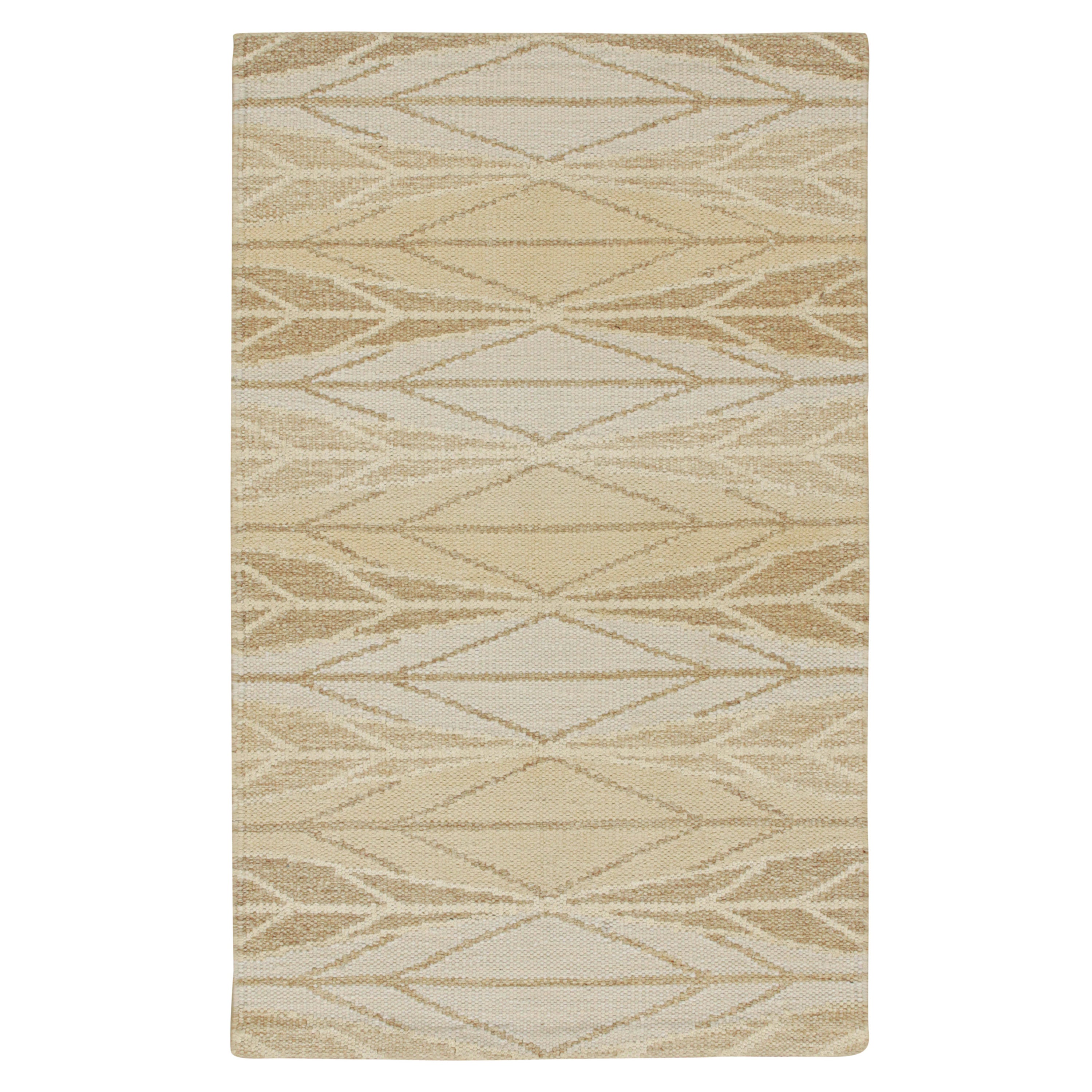 Rug & Kilim: Kilim in stile scandinavo con motivo geometrico beige-marrone e bianco