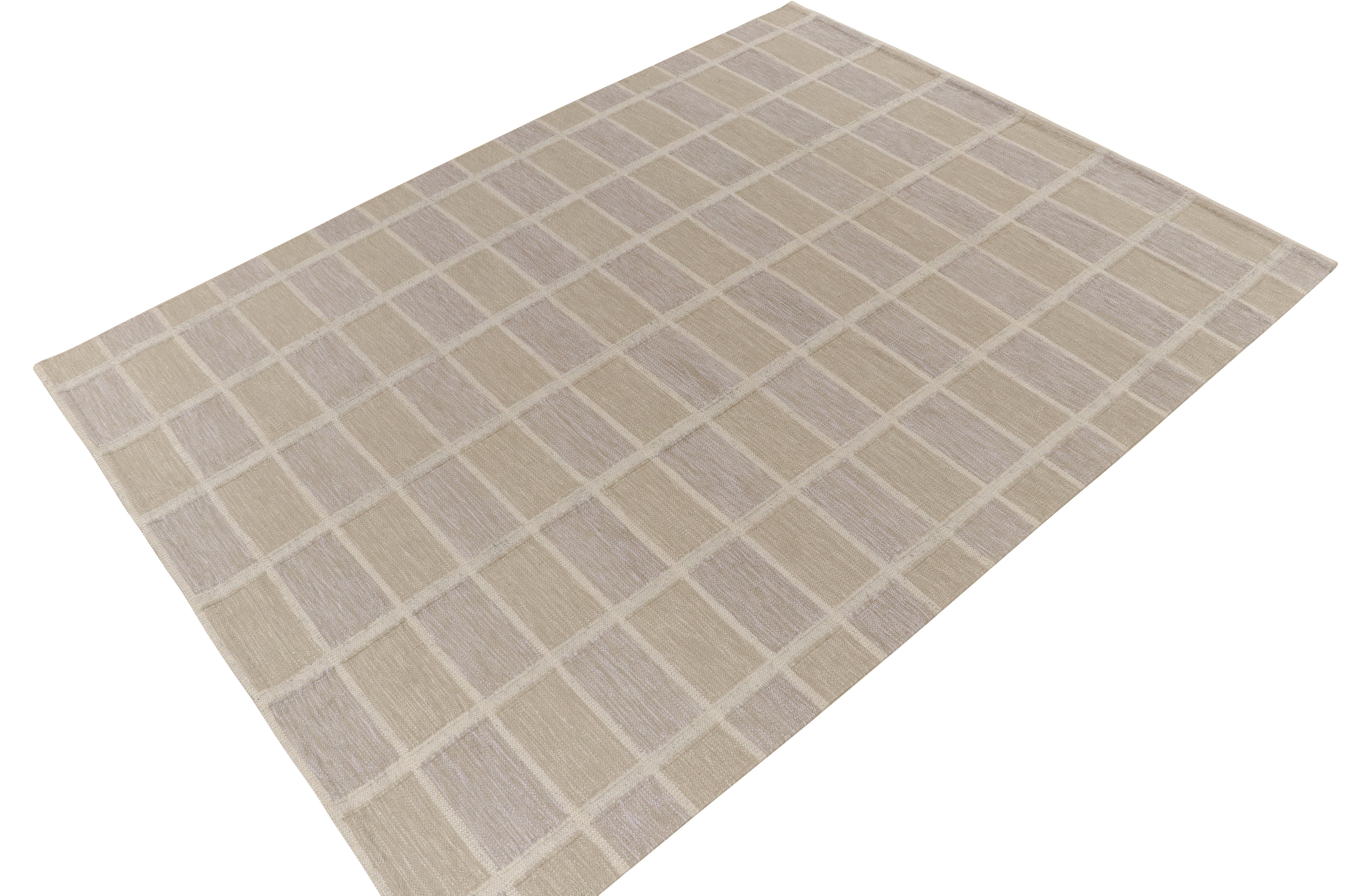 Eines unserer beliebtesten Designs, ein 9x12 Flachgewebe aus der gefeierten skandinavischen Kilim-Kollektion von Rug & Kilim. 

Über das Design: Das Stück trägt eine gedämpfte Persönlichkeit in Tönen von beige-braun, grau und off-white, die die