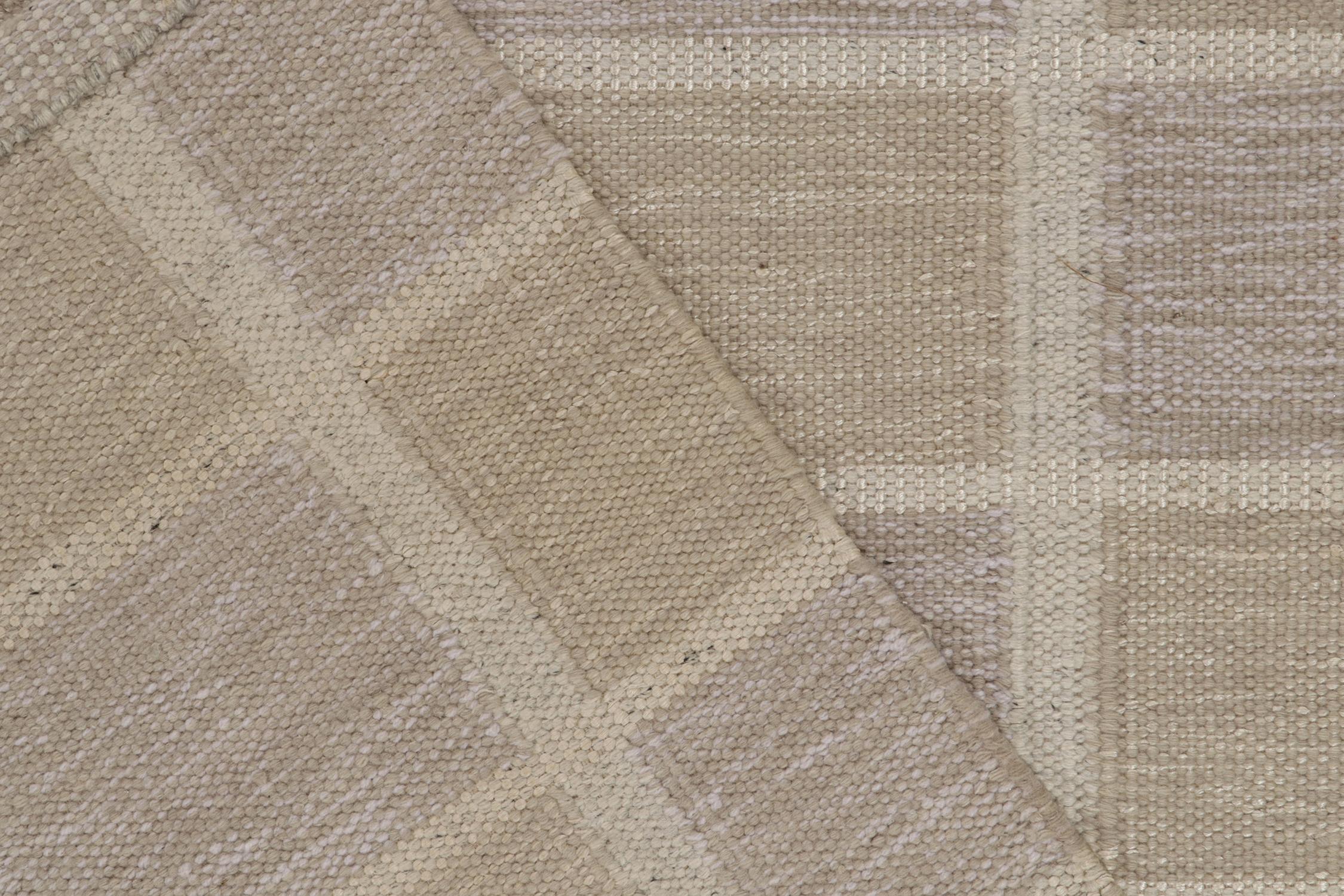 Teppich & Kilims Skandinavischer Stil Kelim in Beige, Grau & Weiß mit geometrischem Muster (21. Jahrhundert und zeitgenössisch) im Angebot