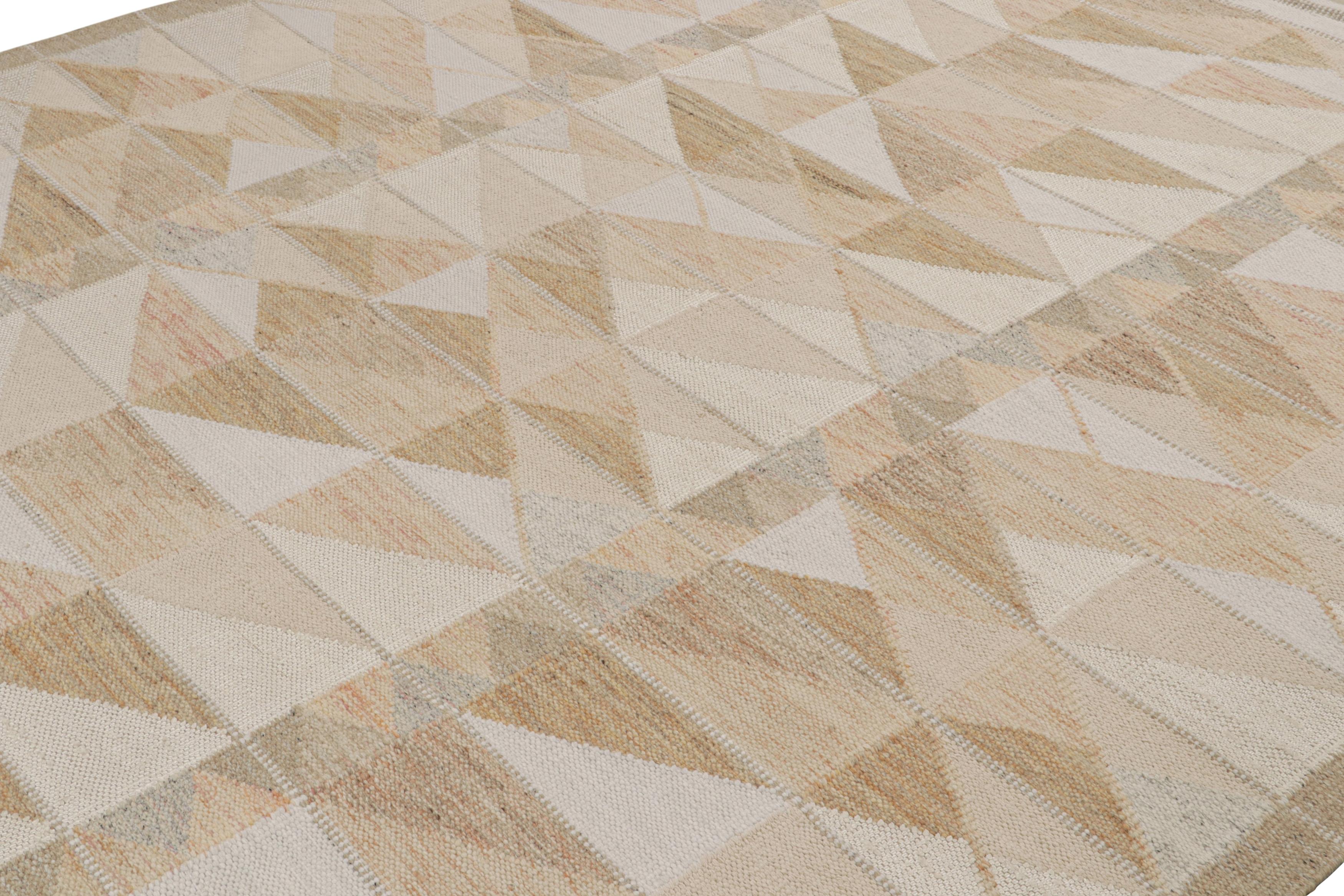 Indien Rug & Kilim's Scandinavian Style Kilim in Beige & Ivory Geometric Patterns (Kilim de style scandinave aux motifs géométriques beige et ivoire) en vente