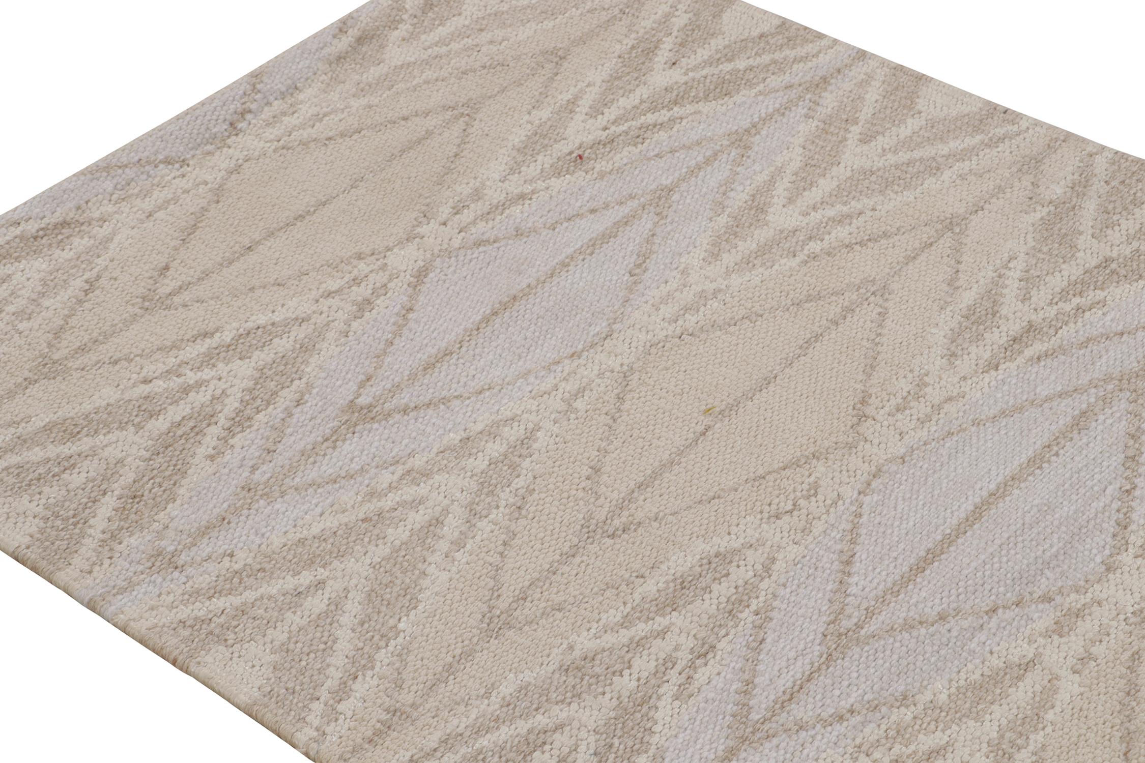 Skandinavischer Kilim von Rug & Kilim in Beige, Weiß und Blau mit geometrischem Muster (Handgeknüpft) im Angebot