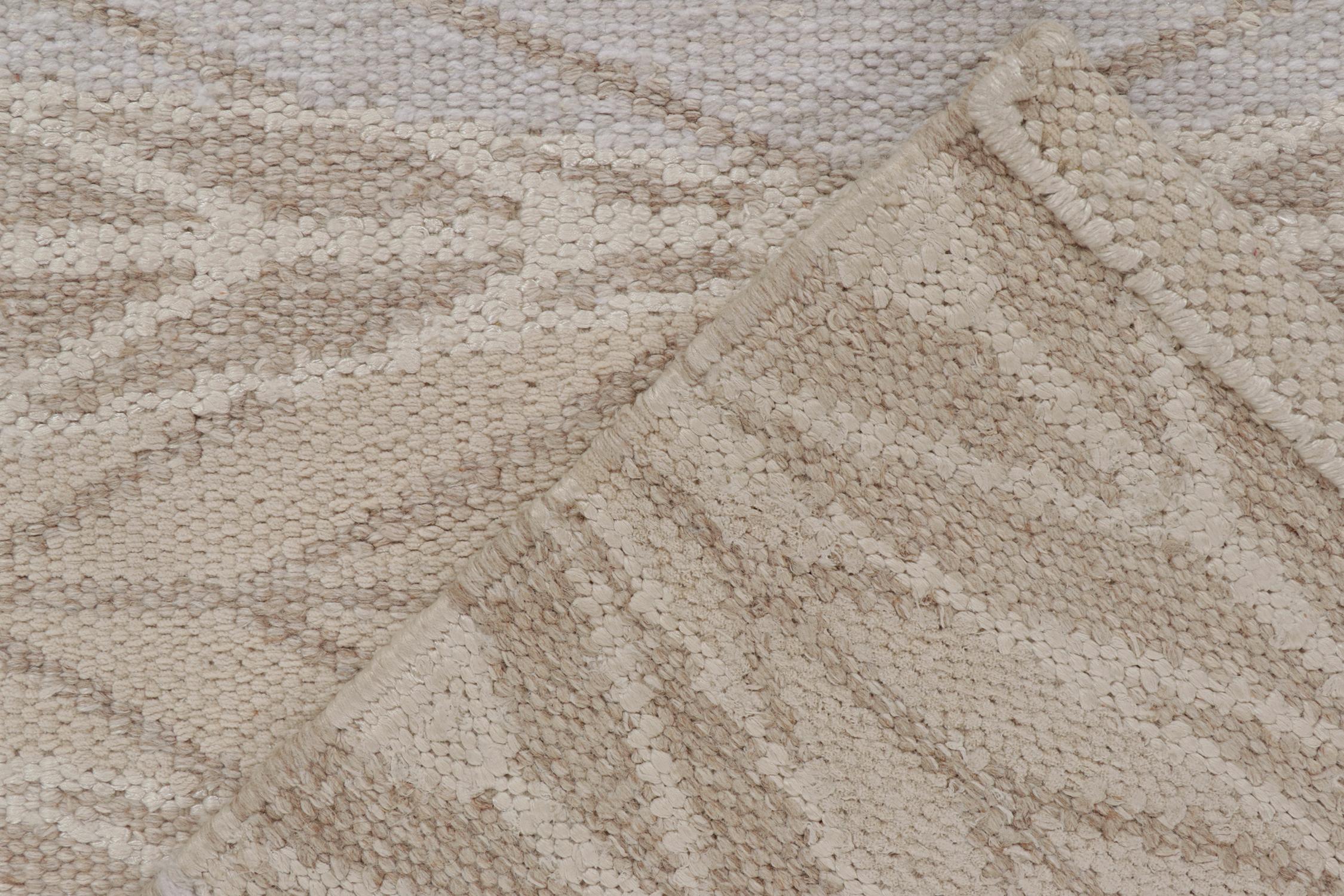 Skandinavischer Kilim von Rug & Kilim in Beige, Weiß und Blau mit geometrischem Muster (21. Jahrhundert und zeitgenössisch) im Angebot