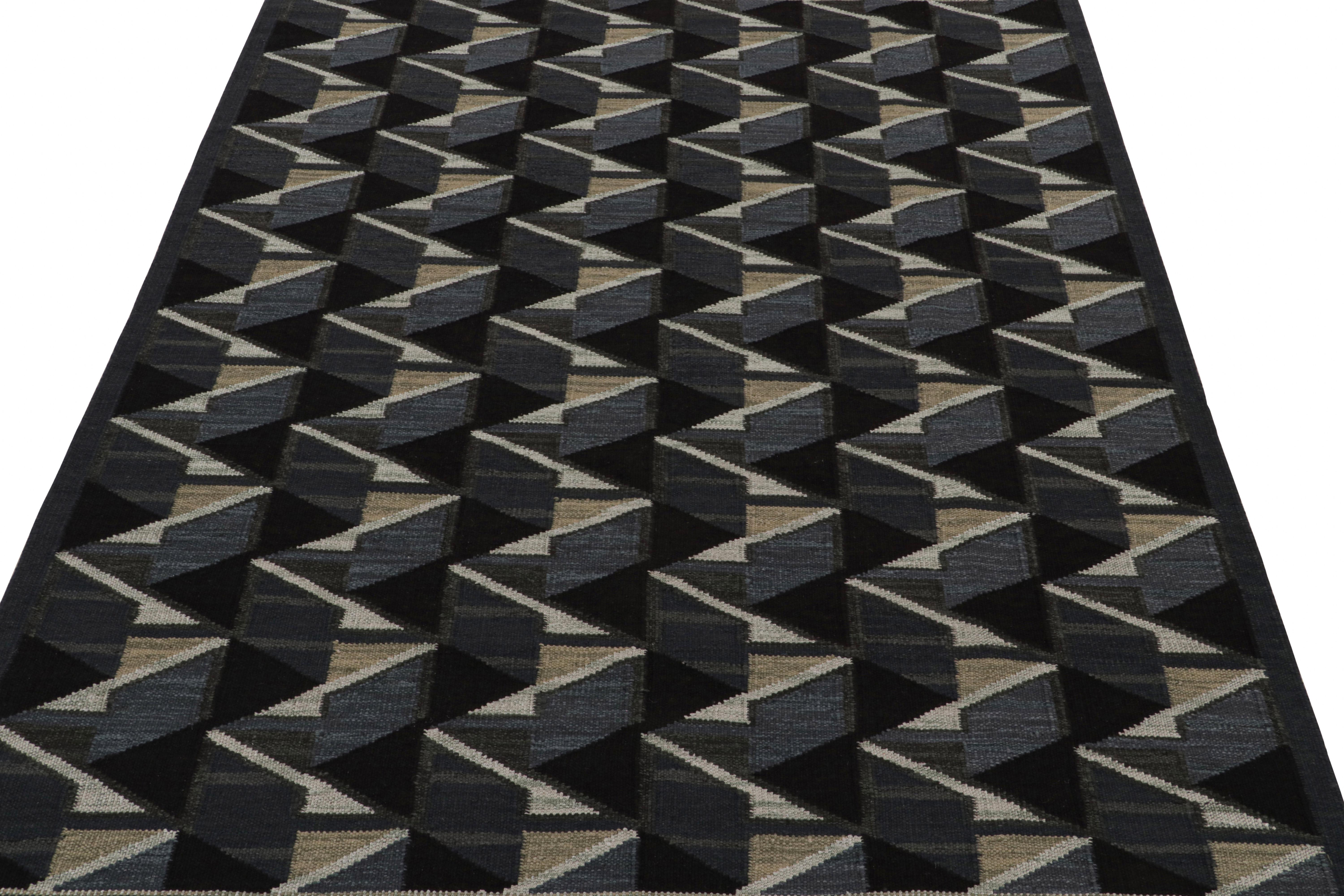 Rug & Kilim's skandinavischer Stil Kilim in Schwarz und Dunkelblau Geometrische Muster (Moderne) im Angebot
