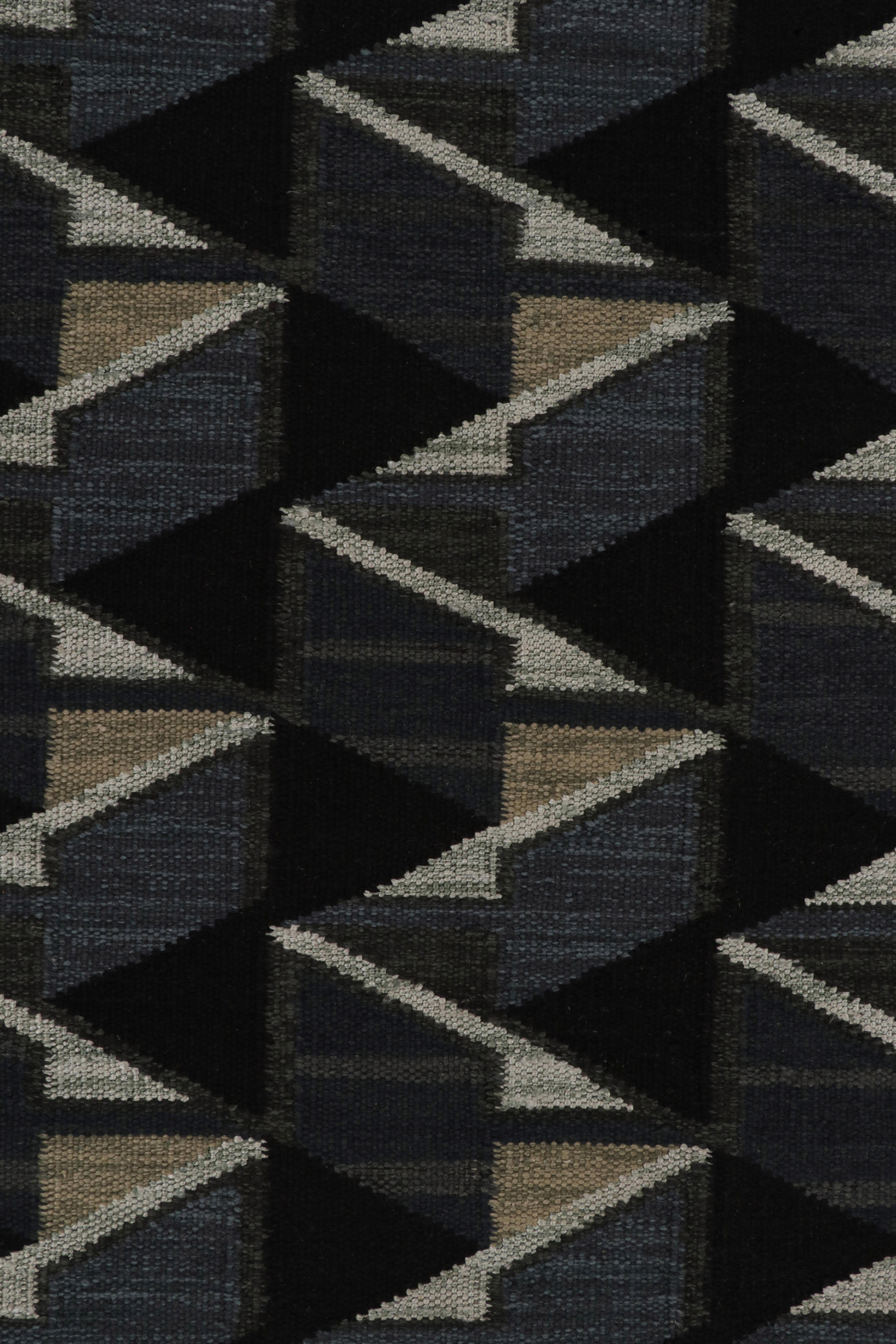 Rug & Kilim's skandinavischer Stil Kilim in Schwarz und Dunkelblau Geometrische Muster (21. Jahrhundert und zeitgenössisch) im Angebot