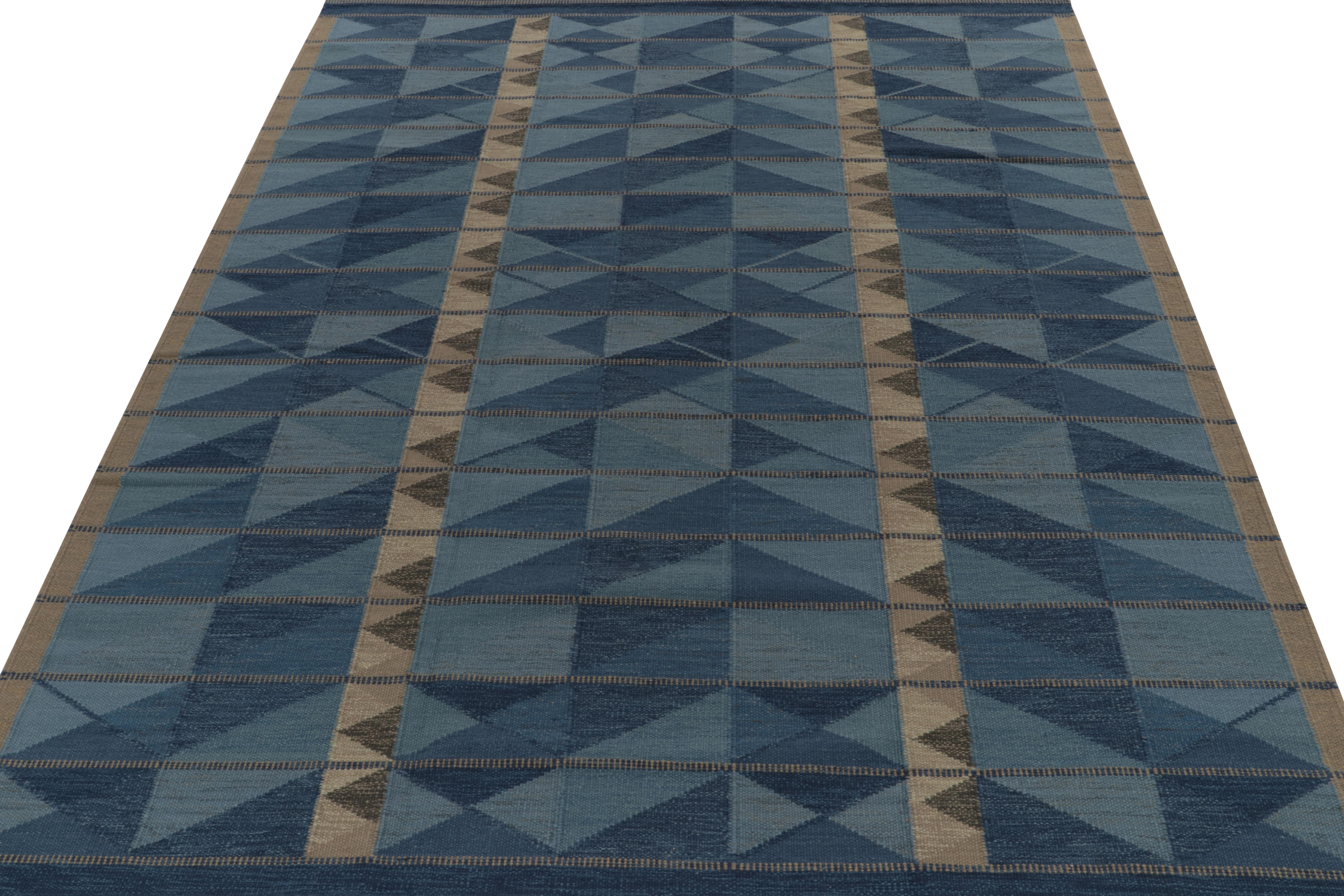 Rug & Kilim's skandinavischer Kilim in Blau und Beige-Braun mit geometrischem Muster (Skandinavische Moderne) im Angebot