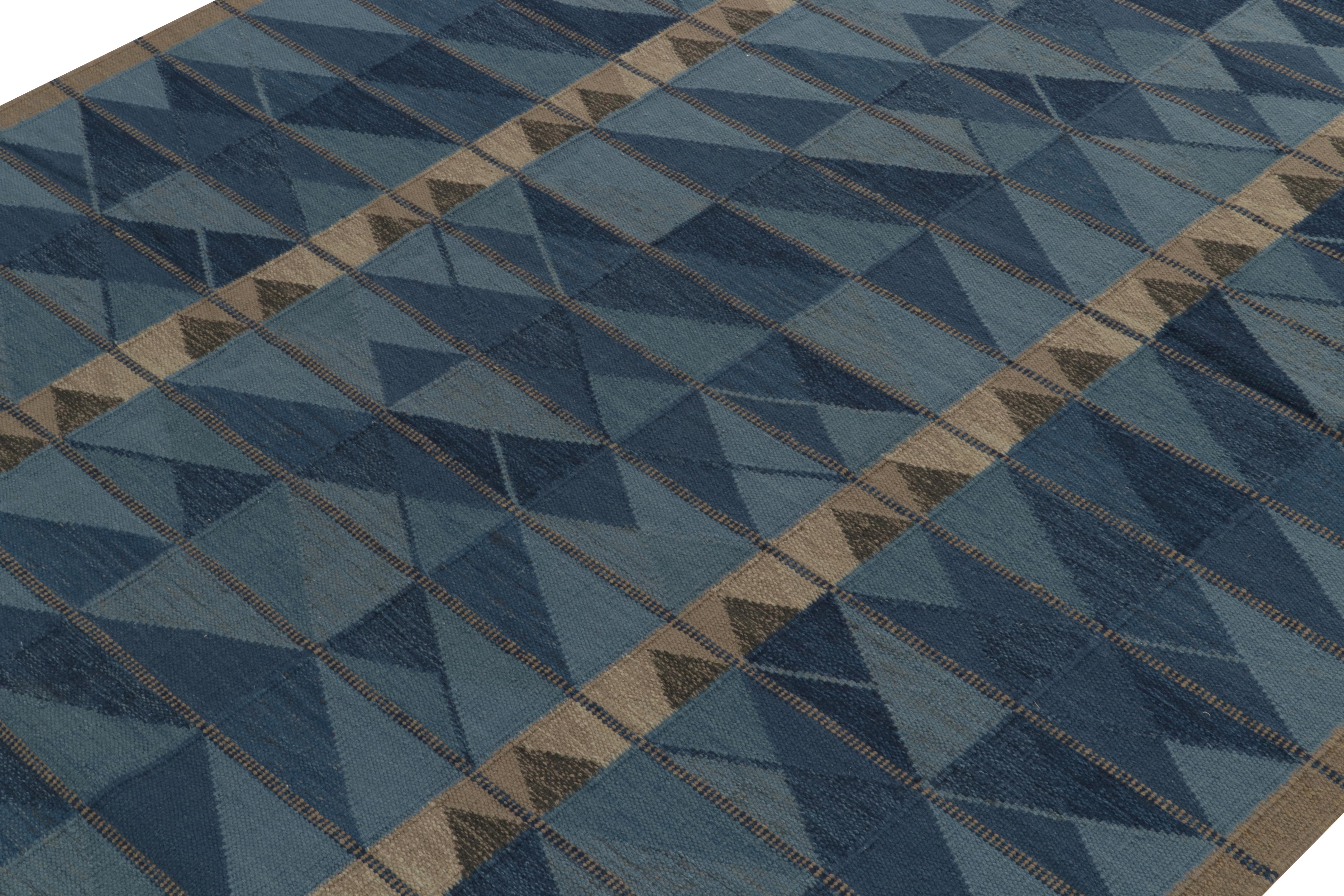 Rug & Kilim's skandinavischer Kilim in Blau und Beige-Braun mit geometrischem Muster (Indisch) im Angebot