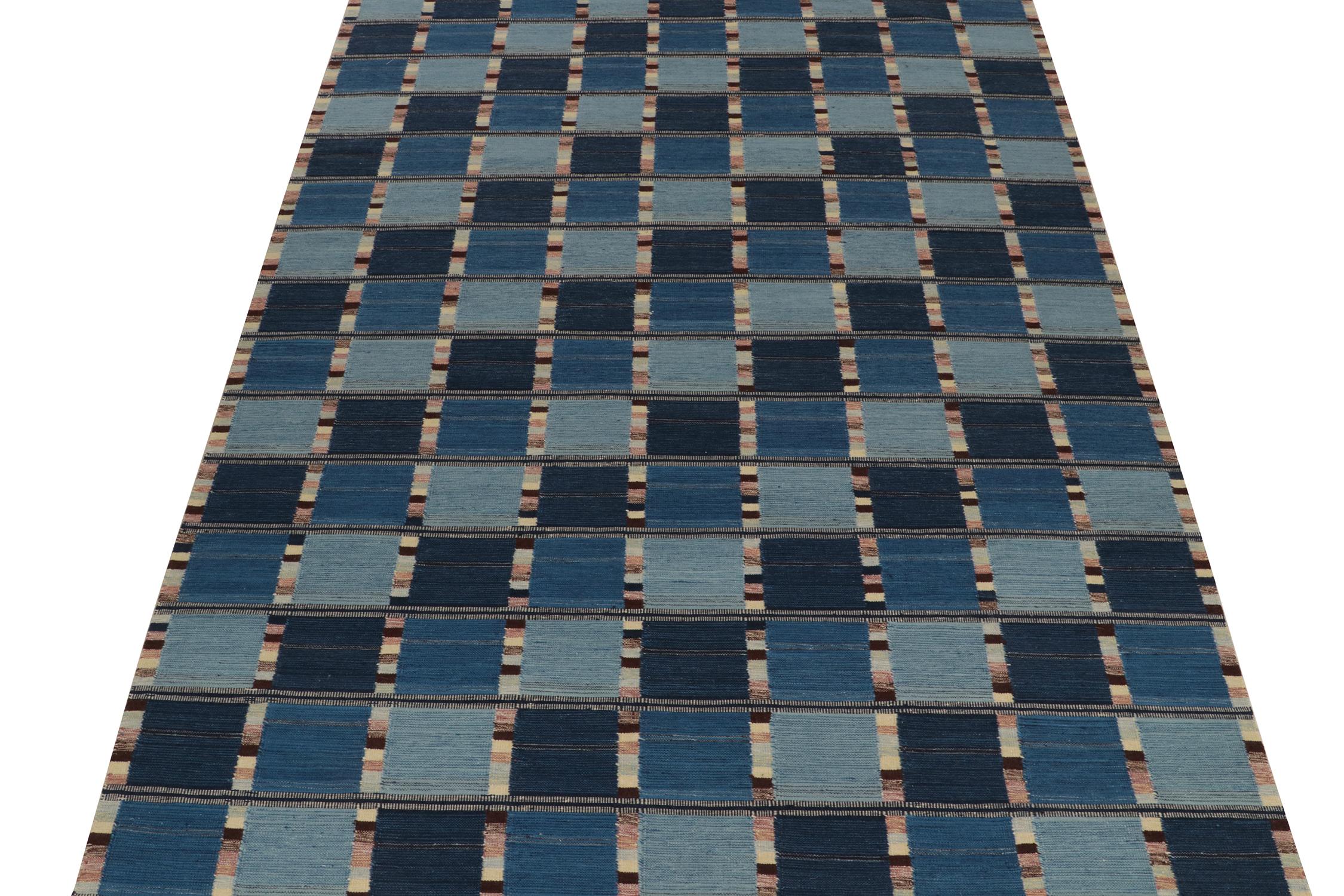 Skandinavischer Kilim von Rug & Kilim in Blau und Beige-Braun mit geometrischem Muster (Skandinavische Moderne) im Angebot