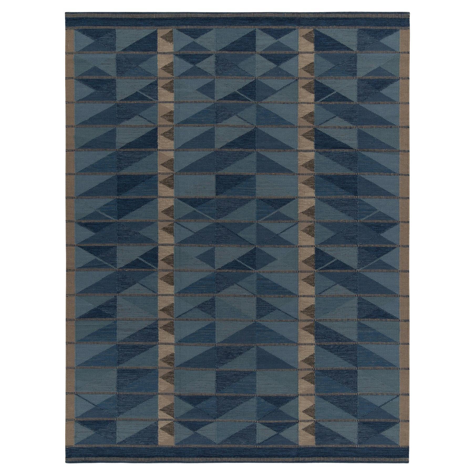 Rug & Kilim's skandinavischer Kilim in Blau und Beige-Braun mit geometrischem Muster im Angebot