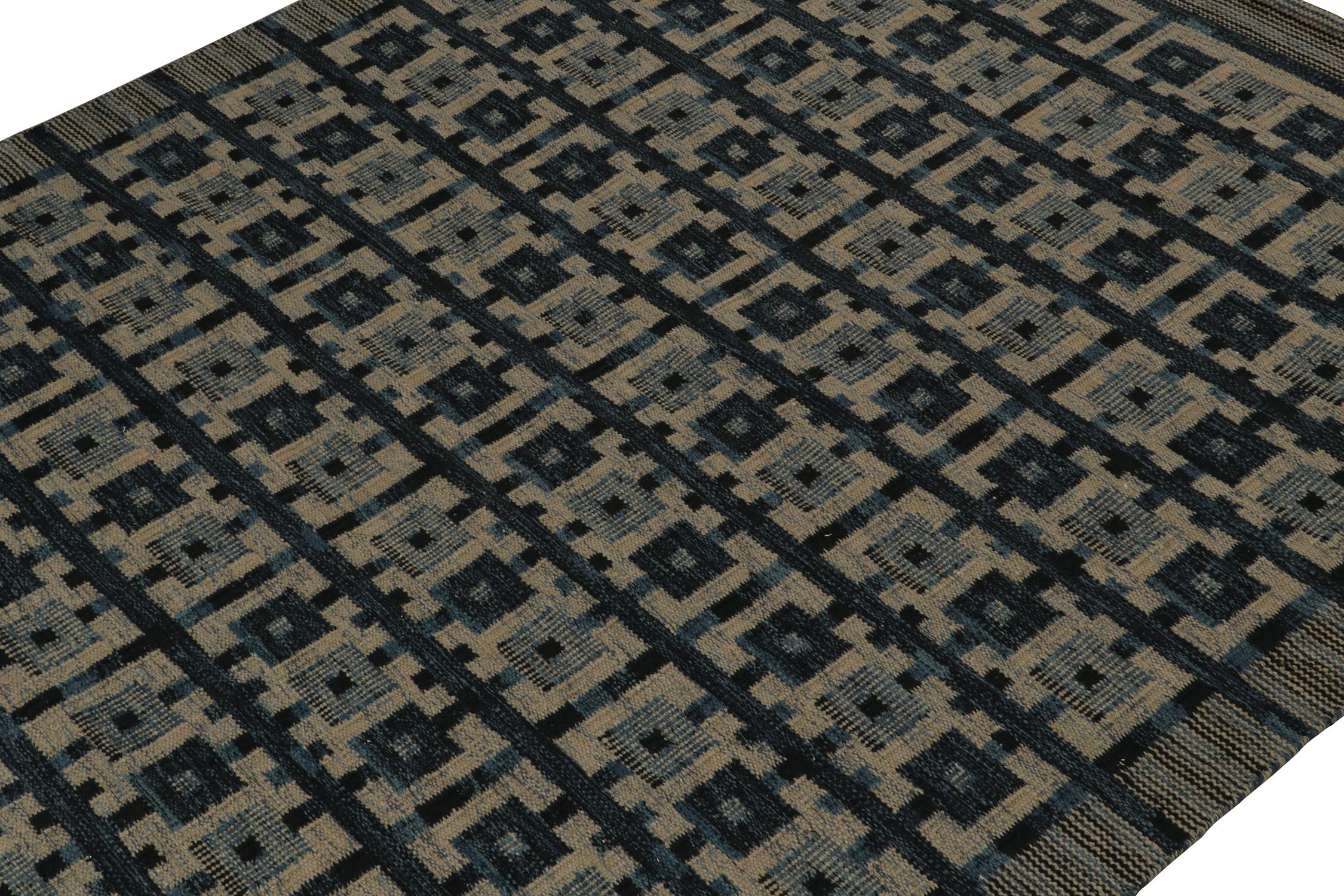 Indien Rug & Kilim's Scandinavian Style Kilim in Blue and Beige Geometric Pattern (Kilim de style scandinave à motif géométrique bleu et beige) en vente