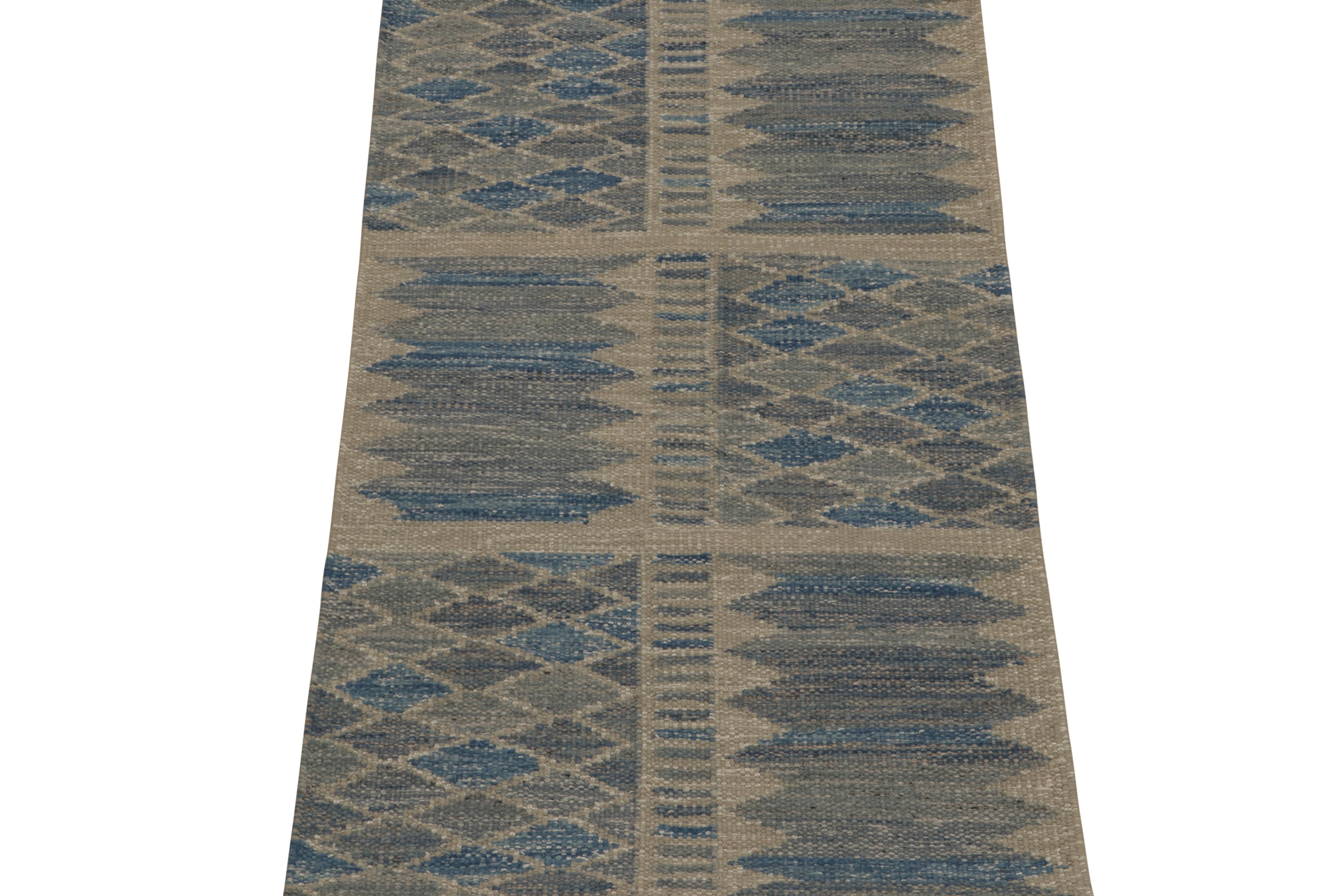 Scandinave moderne Rug & Kilim's Scandinavian Style Kilim in Blue, Beige and Gray Geometric Pattern (Kilim de style scandinave à motif géométrique bleu, beige et gris) en vente