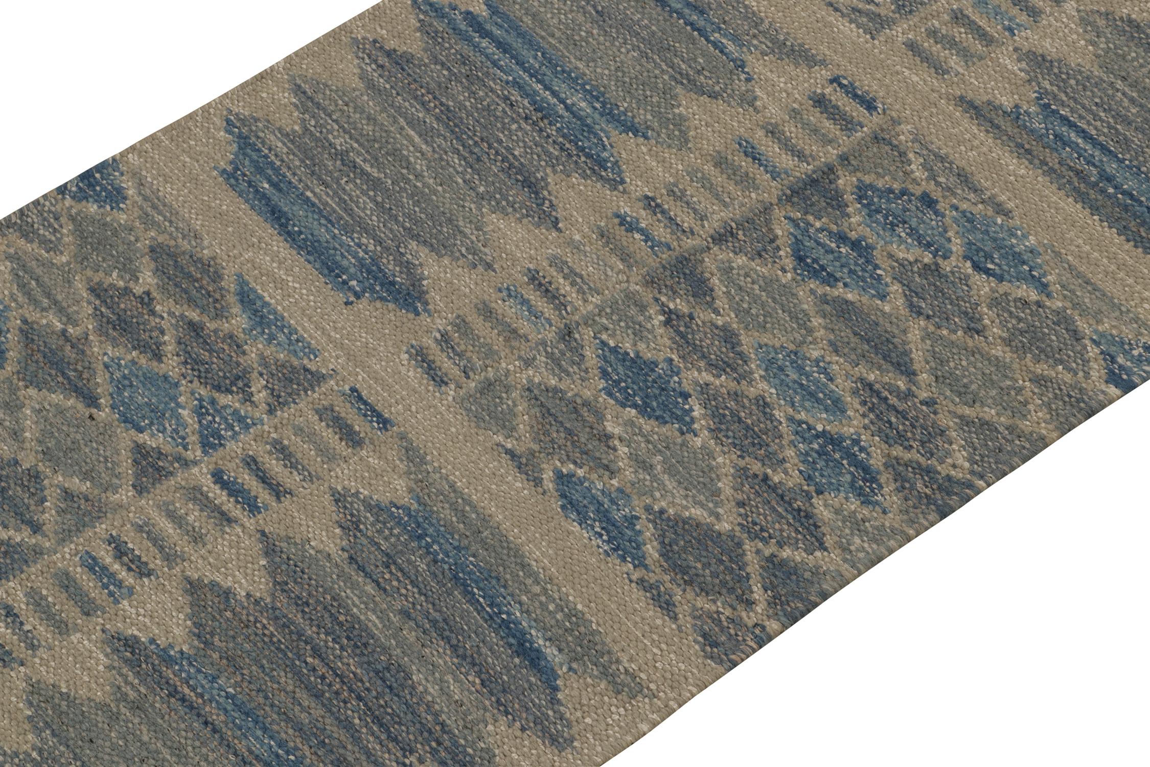 Indien Rug & Kilim's Scandinavian Style Kilim in Blue, Beige and Gray Geometric Pattern (Kilim de style scandinave à motif géométrique bleu, beige et gris) en vente