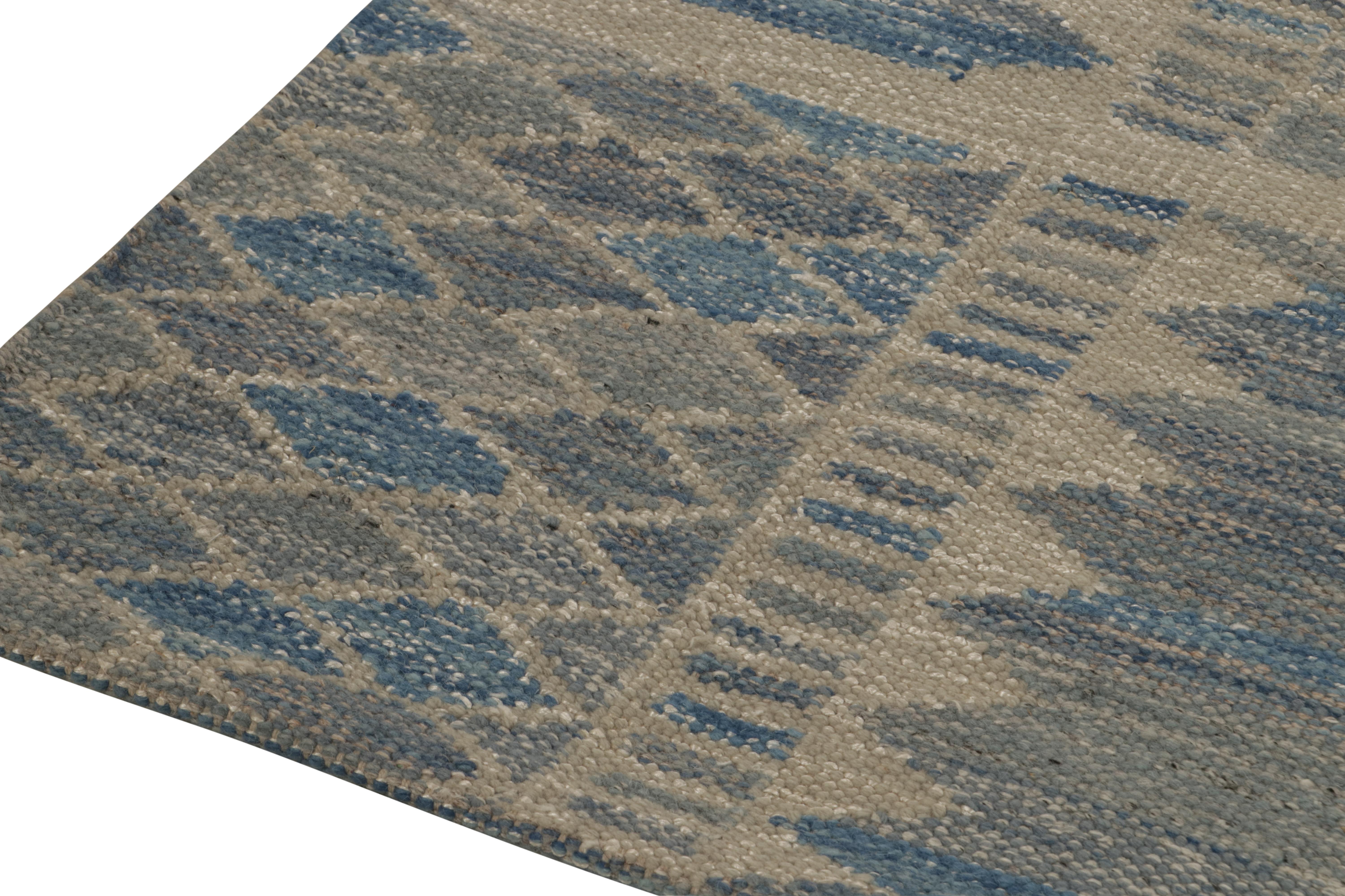 Noué à la main Rug & Kilim's Scandinavian Style Kilim in Blue, Beige and Gray Geometric Pattern (Kilim de style scandinave à motif géométrique bleu, beige et gris) en vente