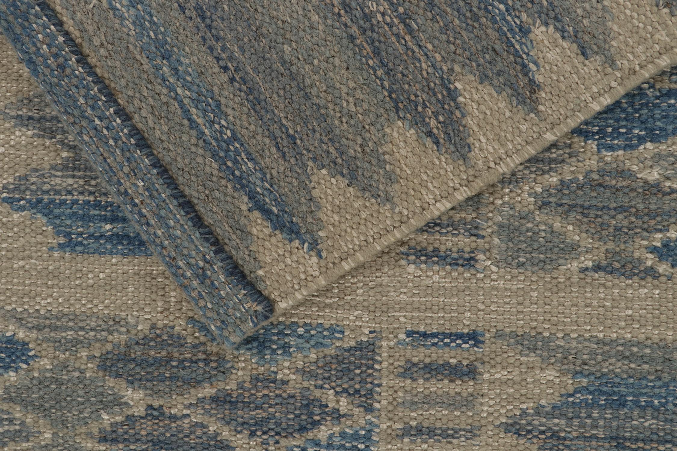 XXIe siècle et contemporain Rug & Kilim's Scandinavian Style Kilim in Blue, Beige and Gray Geometric Pattern (Kilim de style scandinave à motif géométrique bleu, beige et gris) en vente