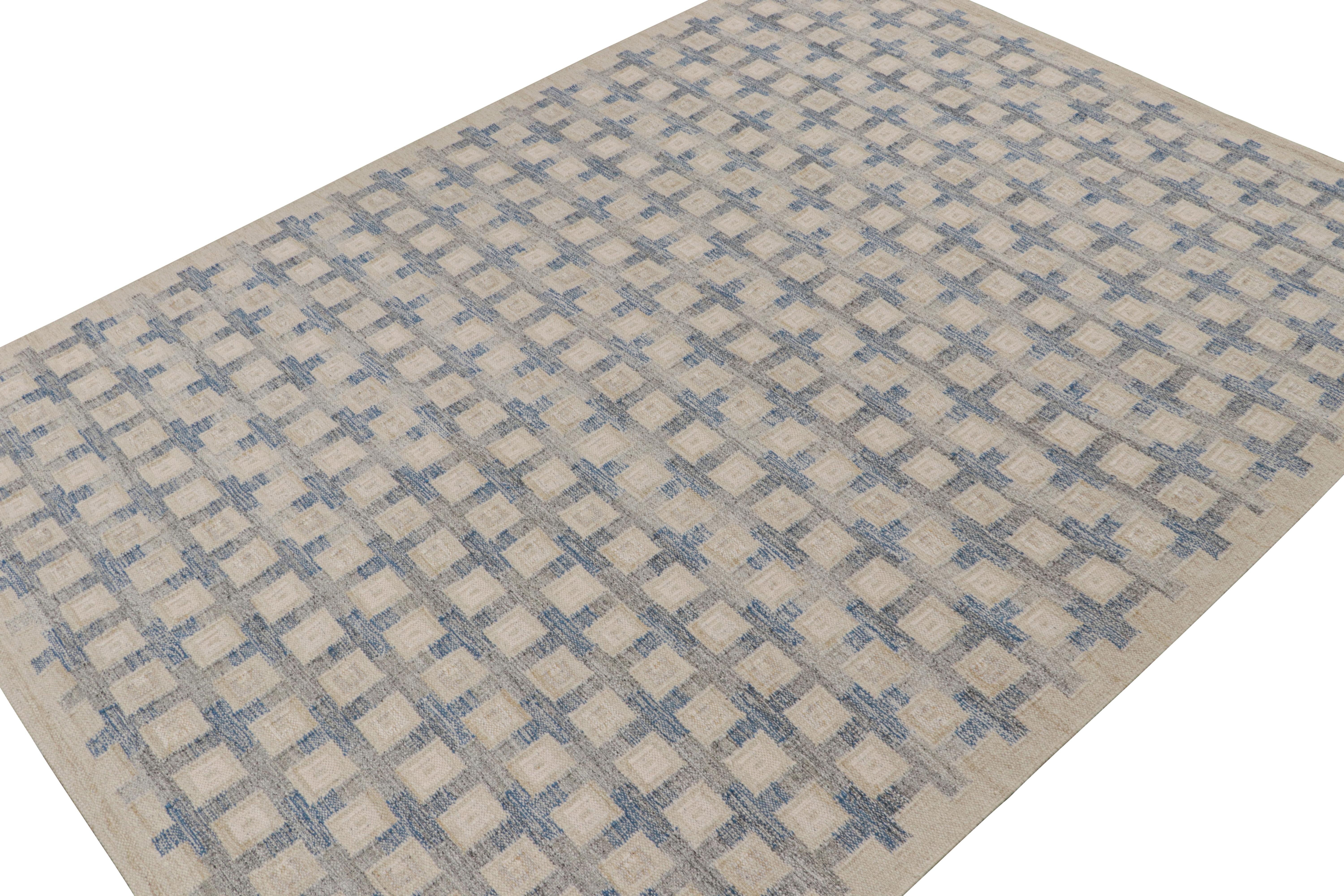 Un élégant kilim 10x14 de style suédois, issu de notre collection primée de tissage plat scandinave. Tissé à la main en laine, coton et fils naturels non teints.

Sur le Design : 

Ce tapis présente des motifs géométriques en bleu, noir et beige.