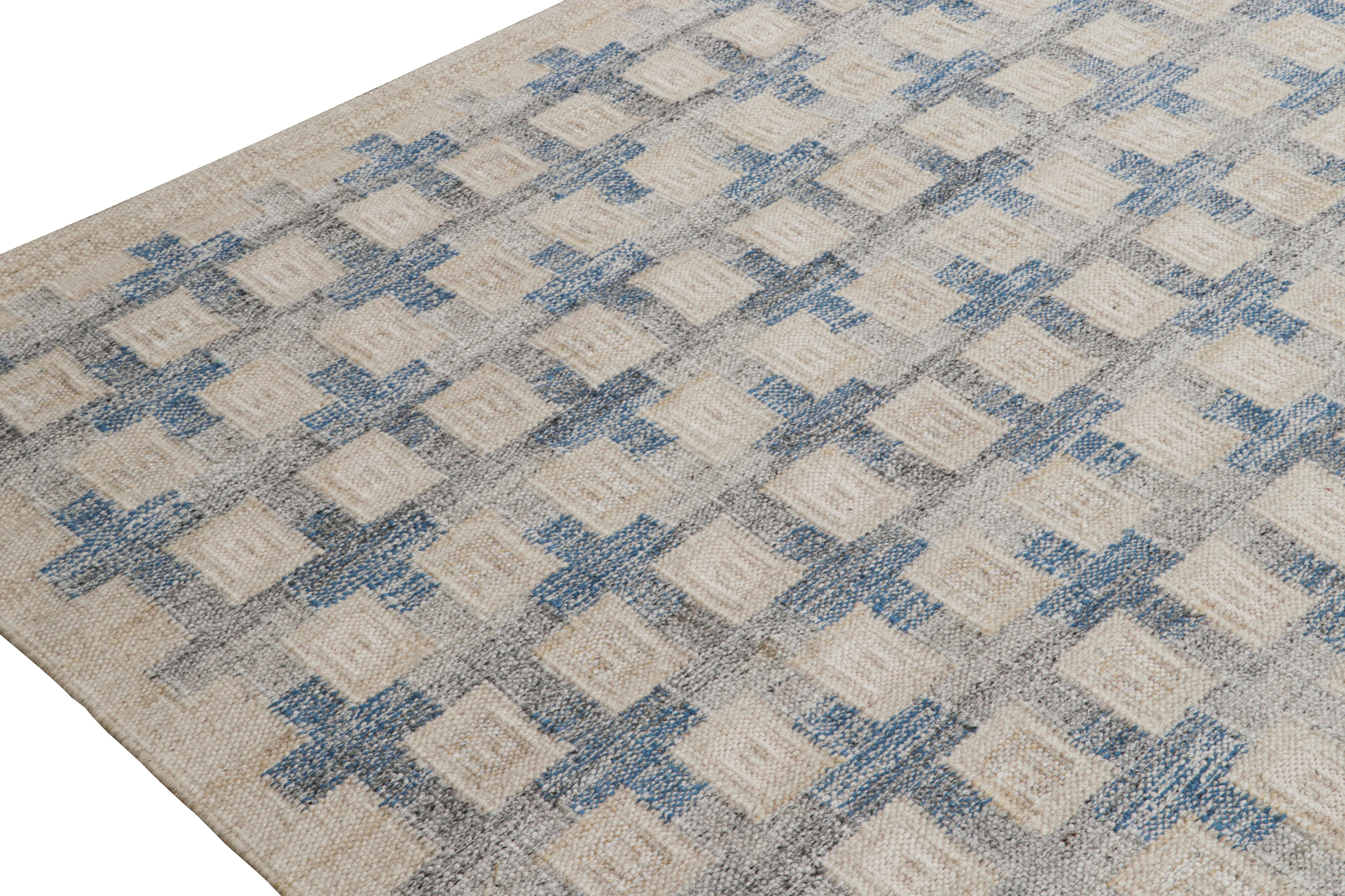 Tissé à la main Tapis scandinave à motifs géométriques gris et bleus de Rug & Kilim en vente