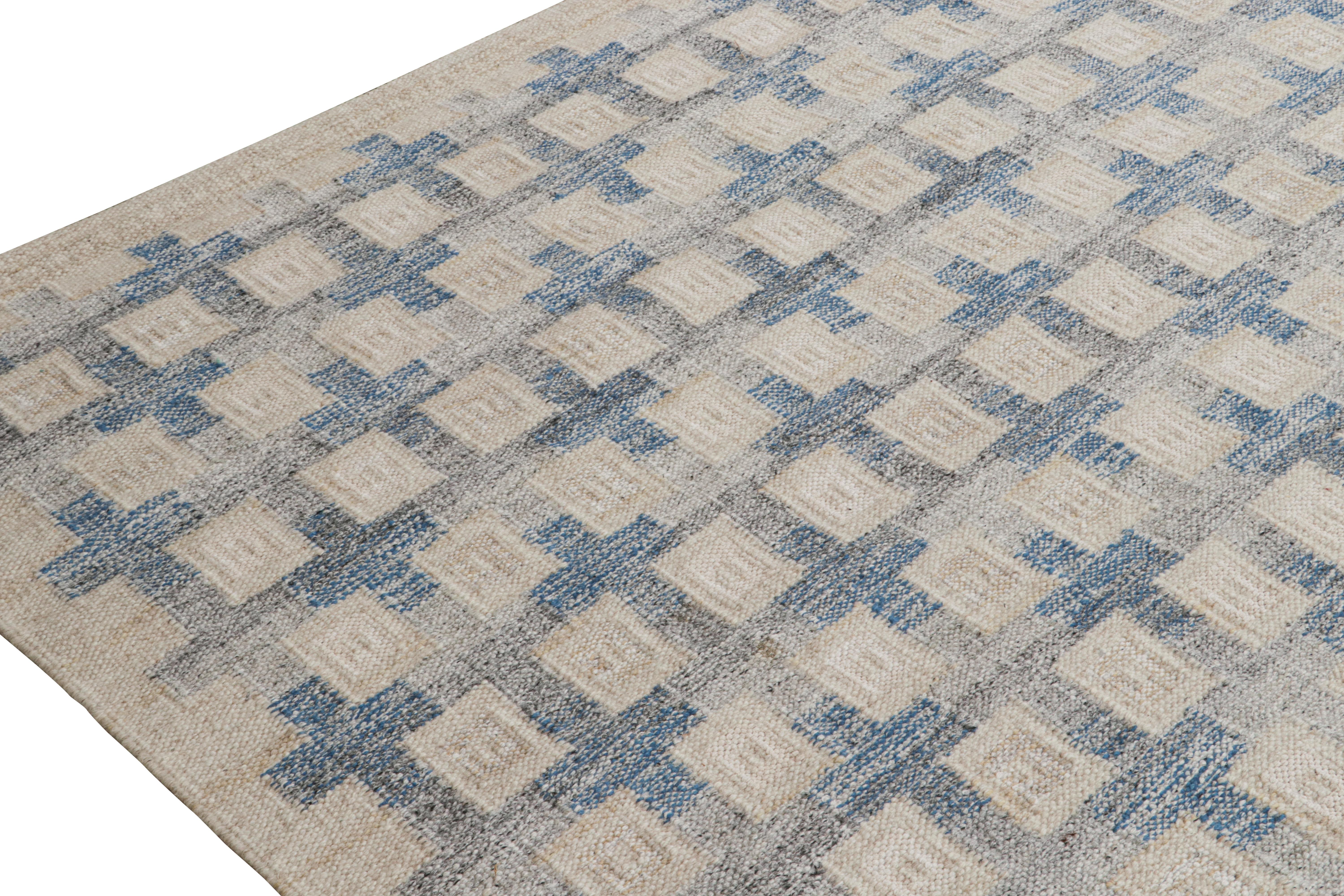 Tissé à la main Rug & Kilim's Scandinavian Style Kilim in Blue, Black & Beige Geometric Patterns (Kilim de style scandinave aux motifs géométriques bleus, noirs et beiges) en vente