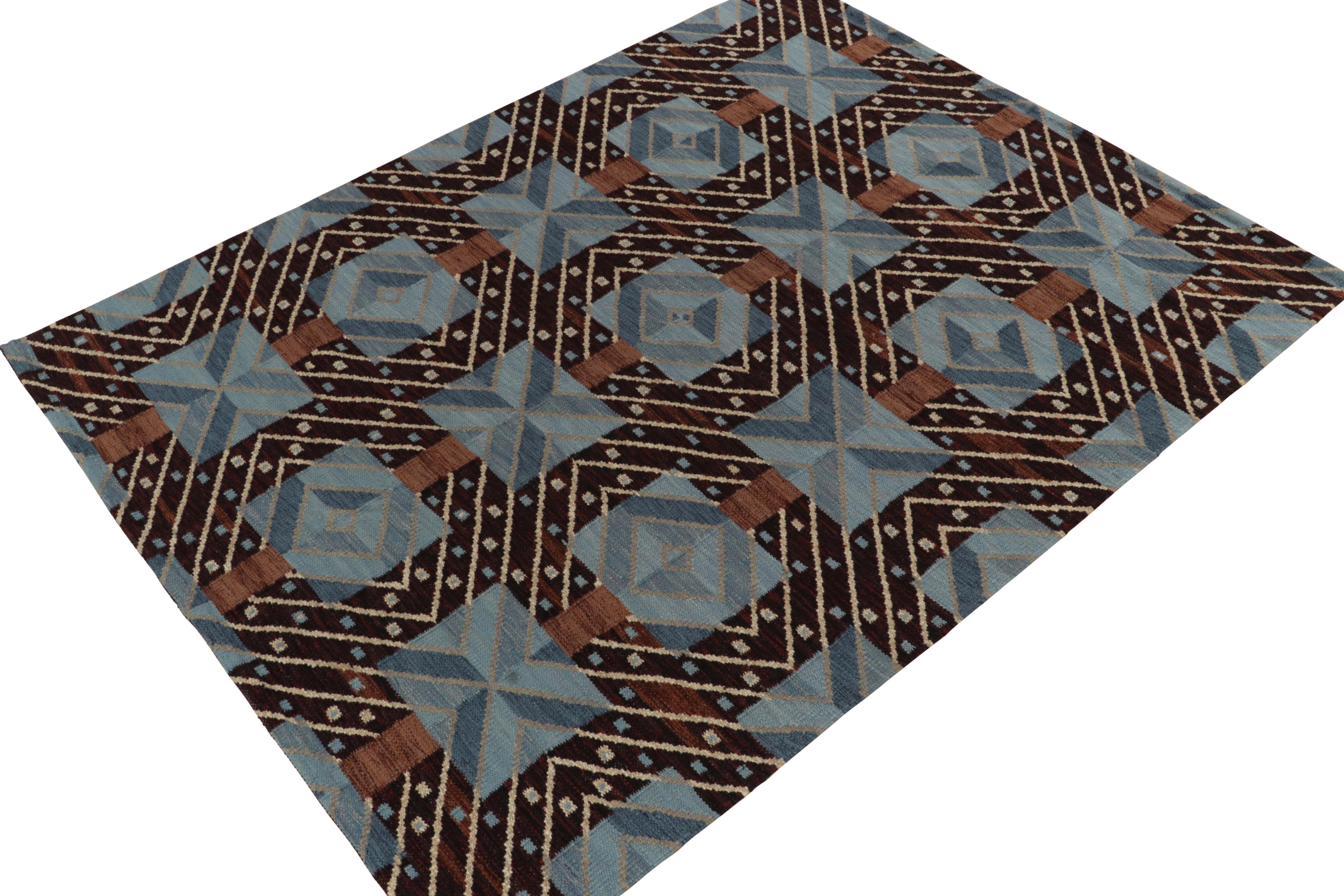 Reinterpretando in modo audace la sensibilità del Deco svedese, questo Kilim scandinavo 8x10 presenta un motivo geometrico definito e ripetuto in un gioco fresco e rilassante di blu e marrone. Gli occhi più attenti potranno notare una serie di