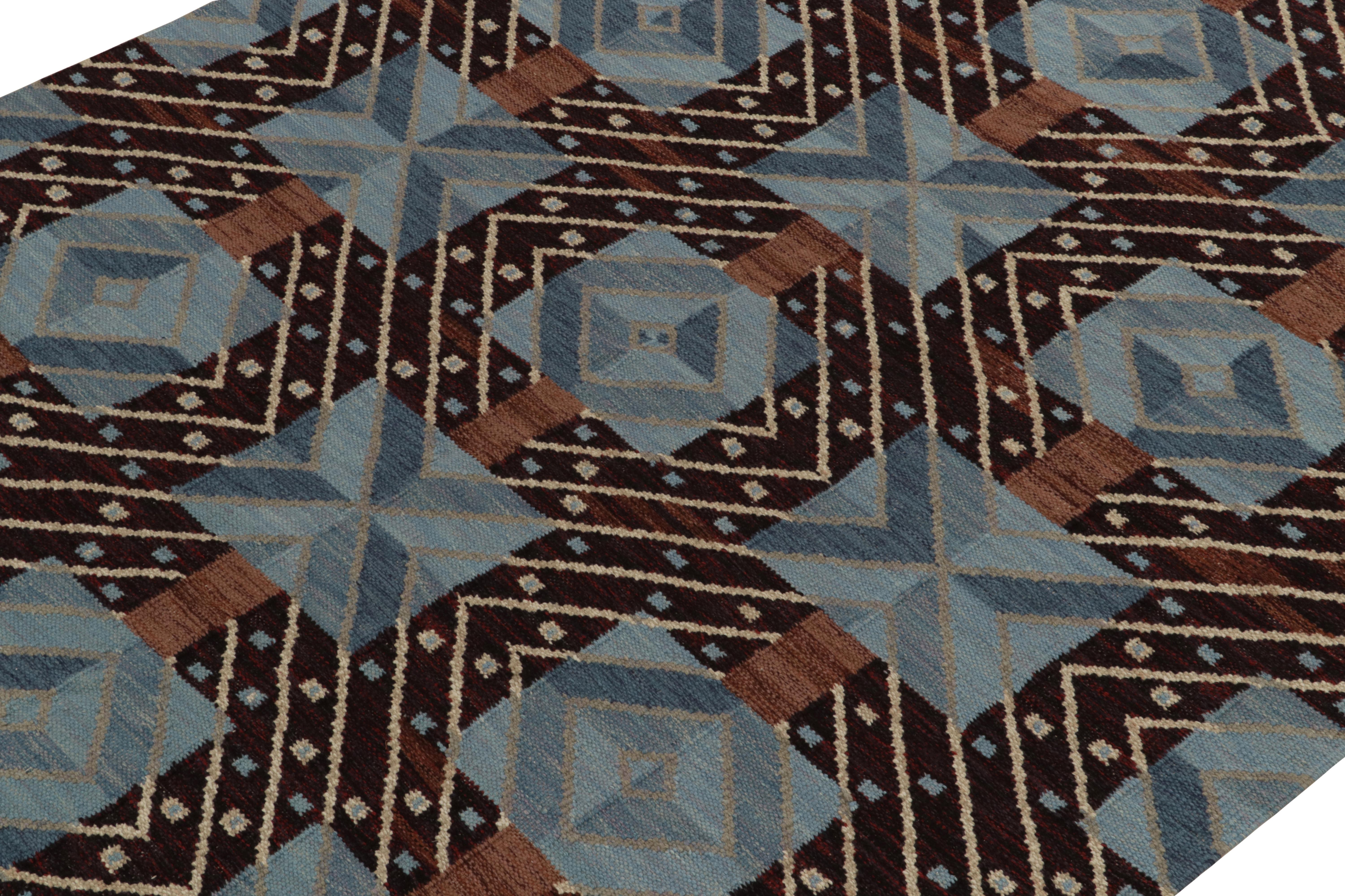 Indiano Rug & Kilim: Kilim in stile scandinavo con motivo geometrico blu e marrone in vendita