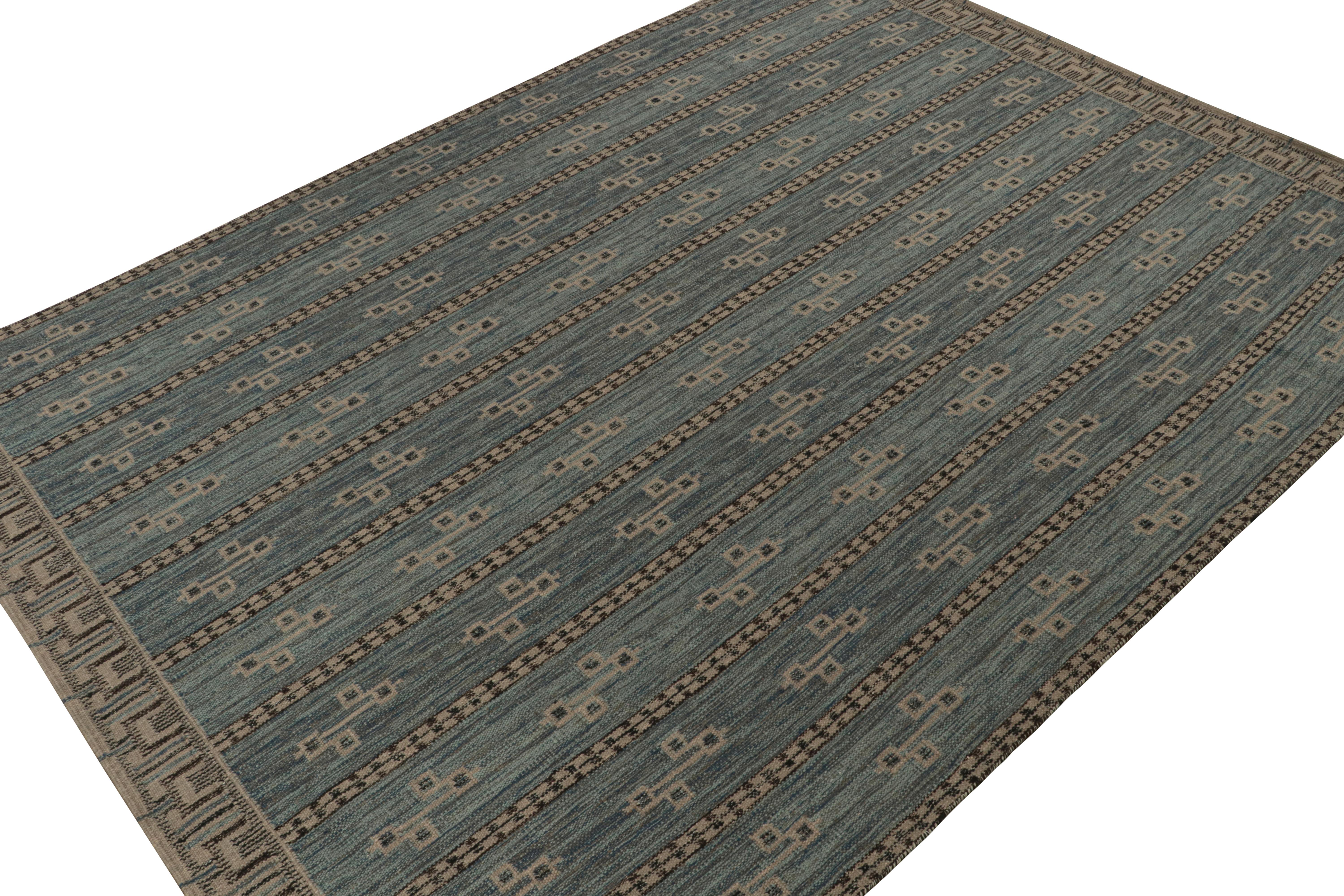 Un élégant kilim 10x14 de style suédois, issu de notre collection primée de tissage plat scandinave. Tissé à la main en laine, coton et fils naturels non teints.

Sur le Design : 

Ce tapis présente des motifs géométriques en bleu, gris et noir. Les