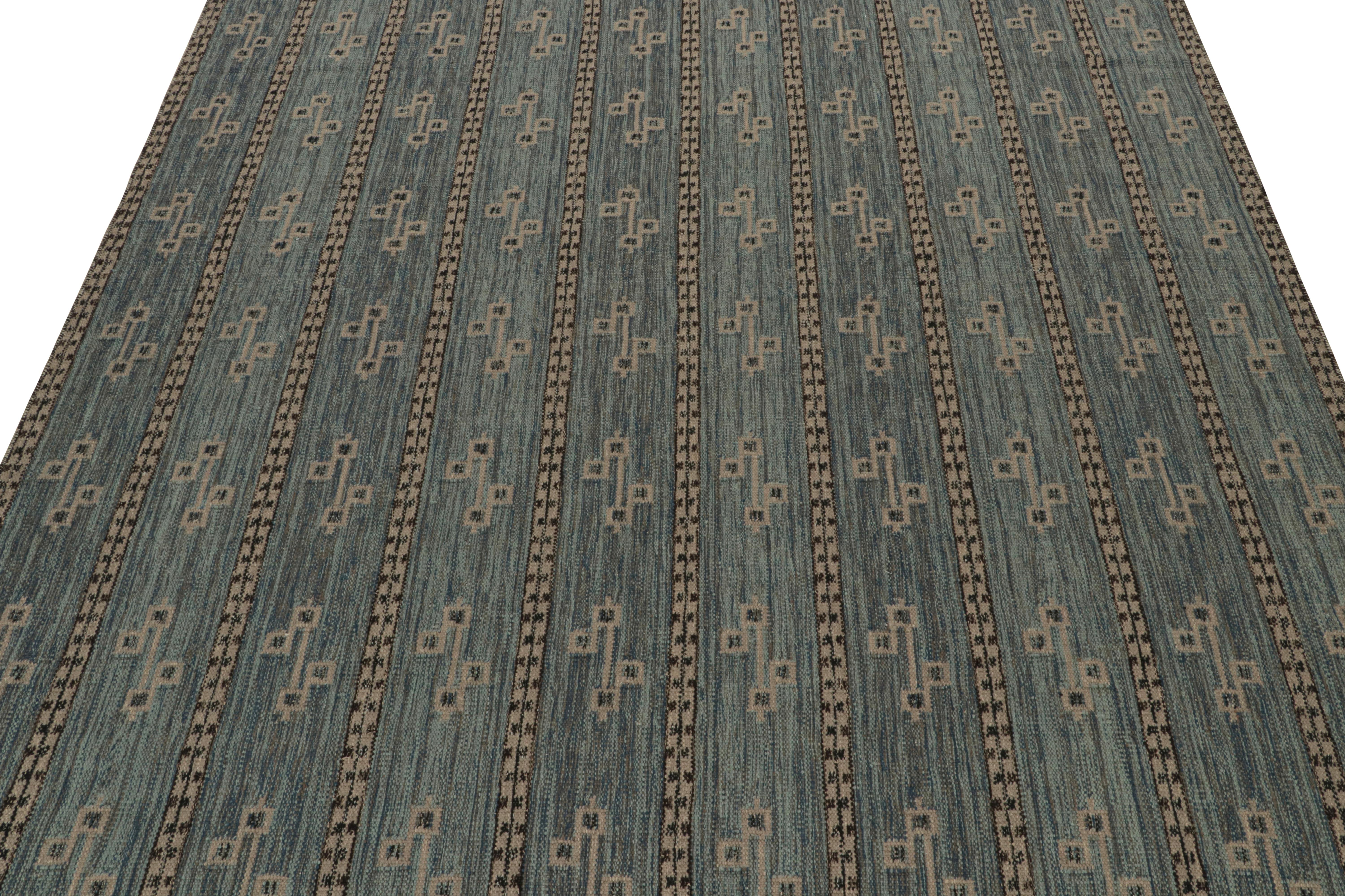 Moderne Rug & Kilim's Scandinavian Style Kilim in Blue, Gray & Black Geometric Patterns (tapis de style scandinave à motifs géométriques bleus, gris et noirs) en vente
