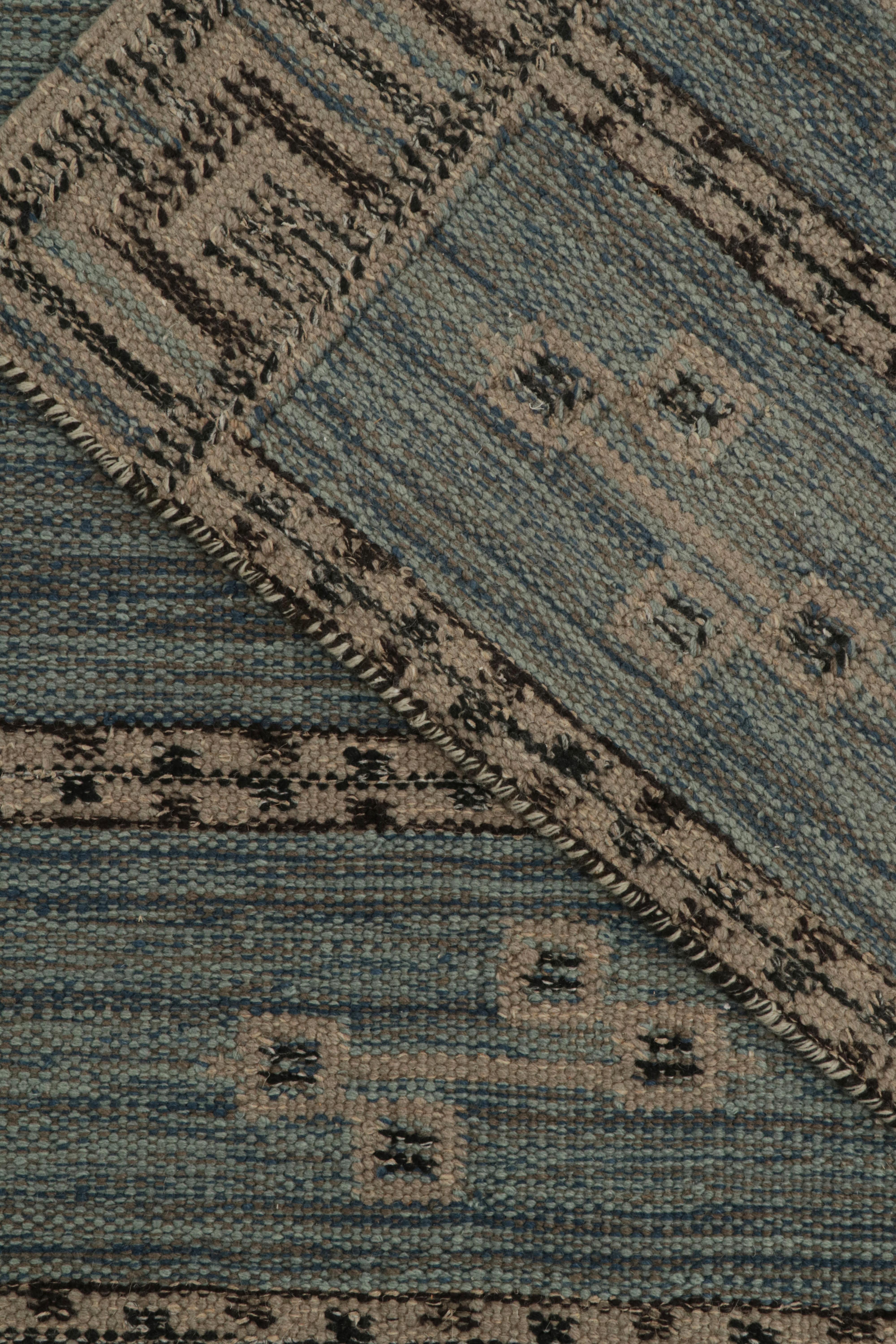 XXIe siècle et contemporain Rug & Kilim's Scandinavian Style Kilim in Blue, Gray & Black Geometric Patterns (tapis de style scandinave à motifs géométriques bleus, gris et noirs) en vente