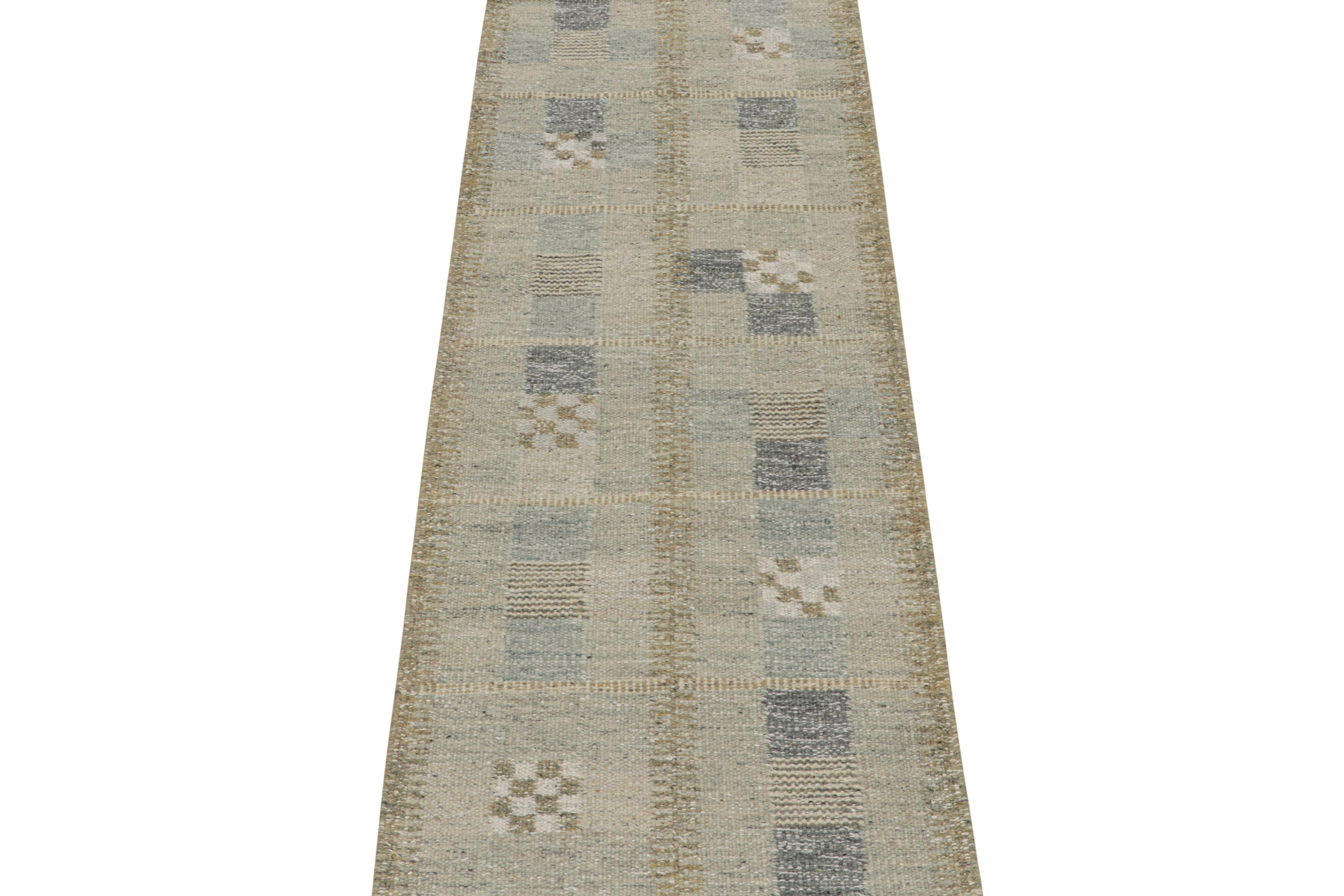 Un élégant kilim 3x8 de style suédois, issu de notre collection primée de tissage plat scandinave. Tissé à la main en laine et fil naturel non teint.

Sur le Design : 

Ce chemin de table présente des motifs géométriques dans des tons bleus et gris.