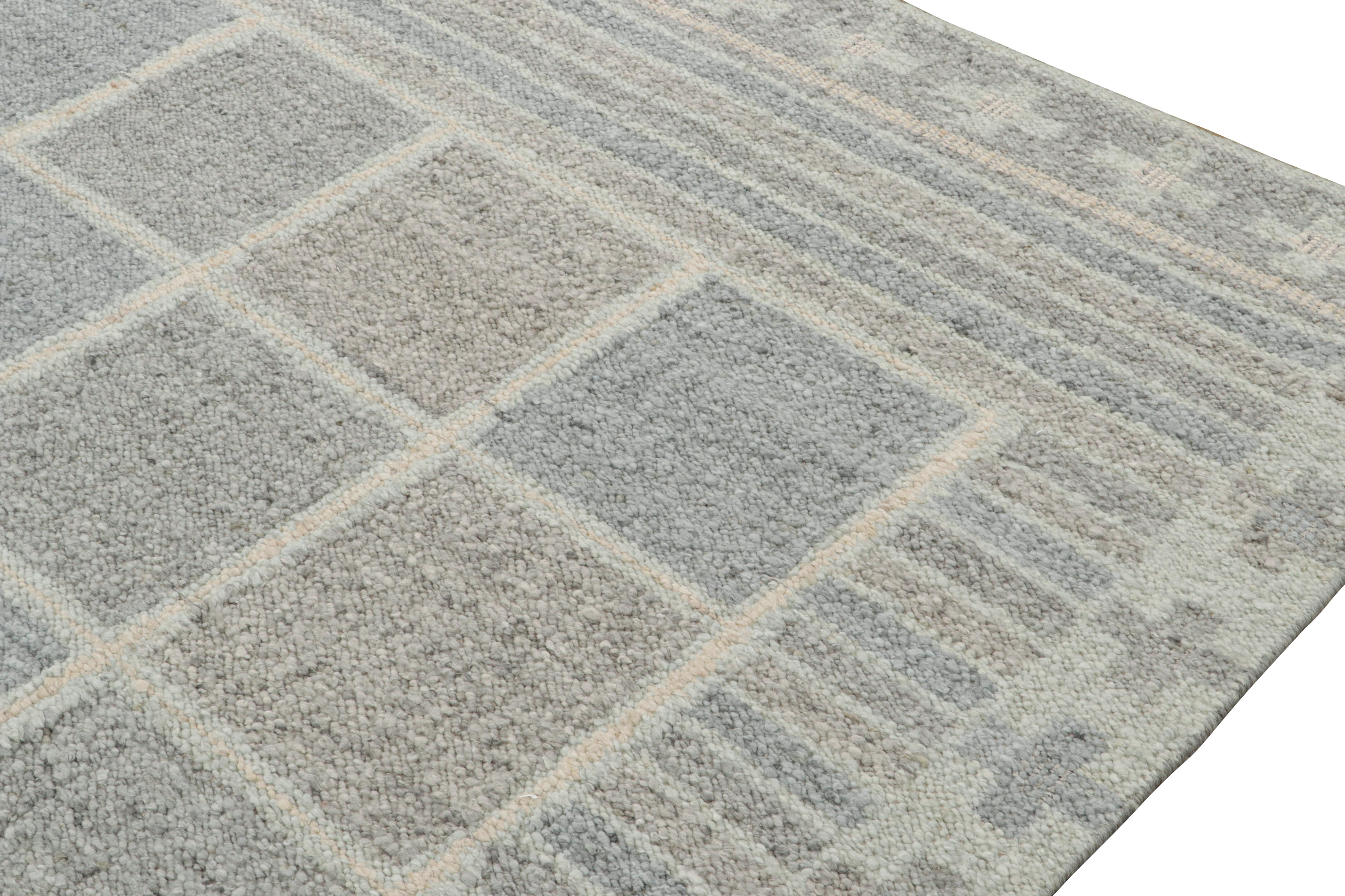 Skandinavischer Kilim von Rug & Kilim in blauen und grauen geometrischen Mustern (Moderne) im Angebot