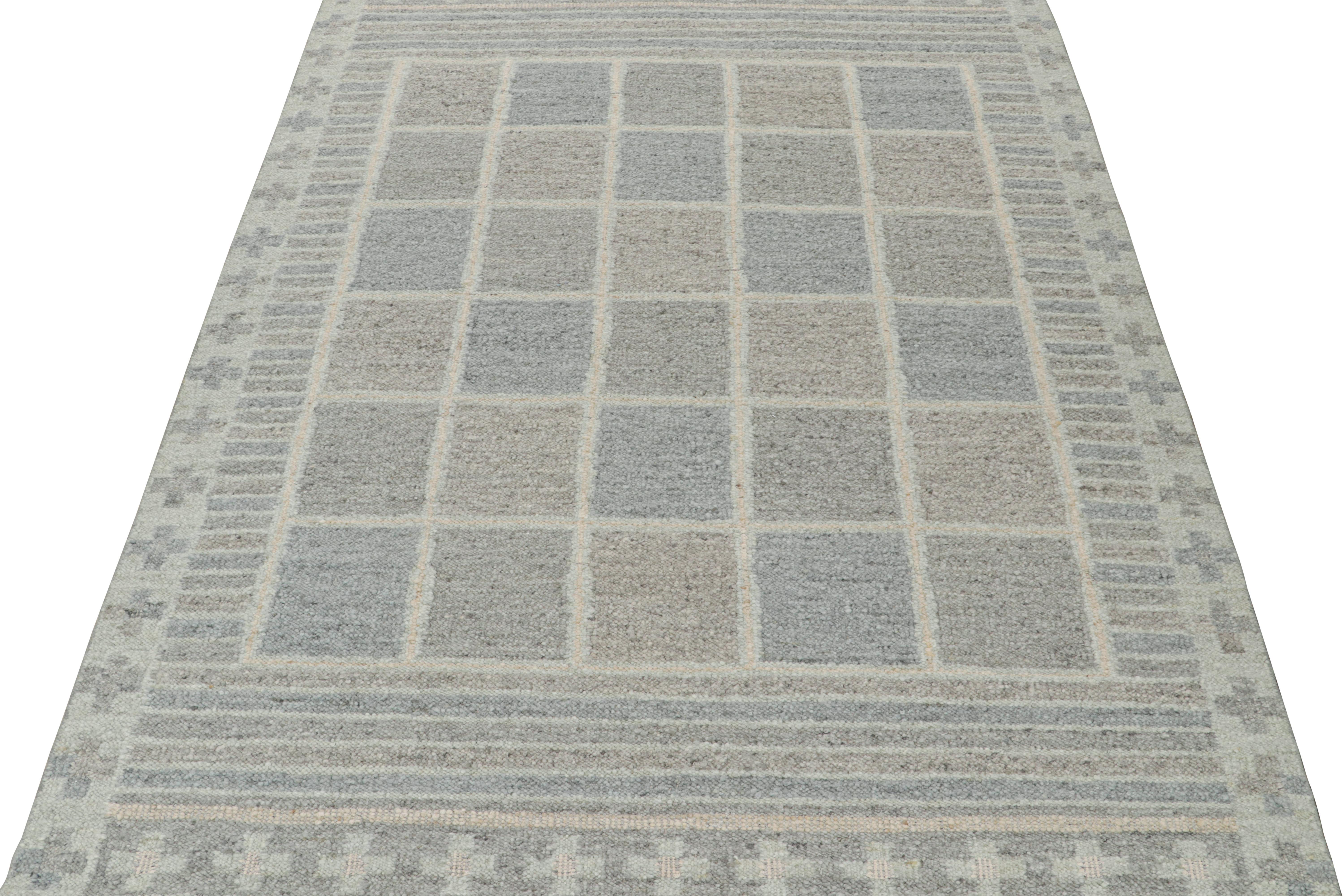 Skandinavischer Kilim von Rug & Kilim in blauen und grauen geometrischen Mustern (Handgeknüpft) im Angebot