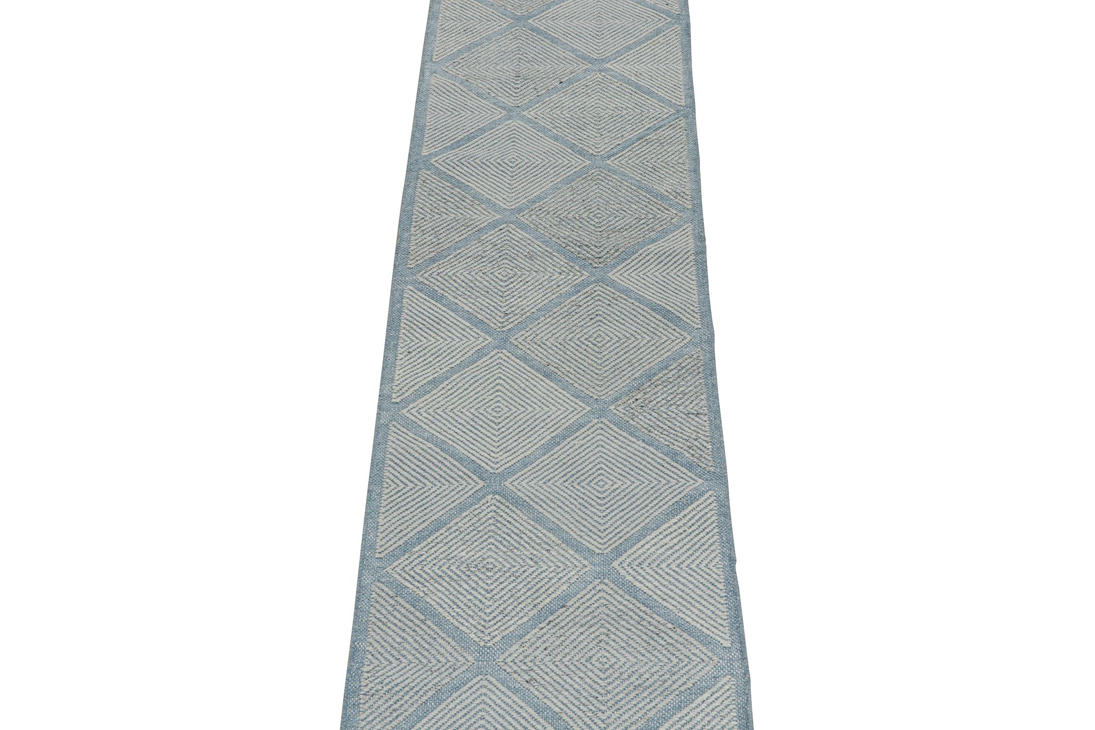Ce chemin de table Kilim 3x9 est un nouvel ajout à la collection primée de tissage plat scandinave de Rug & Kilim. Tissé à la main en laine, son design est une reprise moderne des principes de la déco suédoise et du minimalisme.

Plus loin dans le