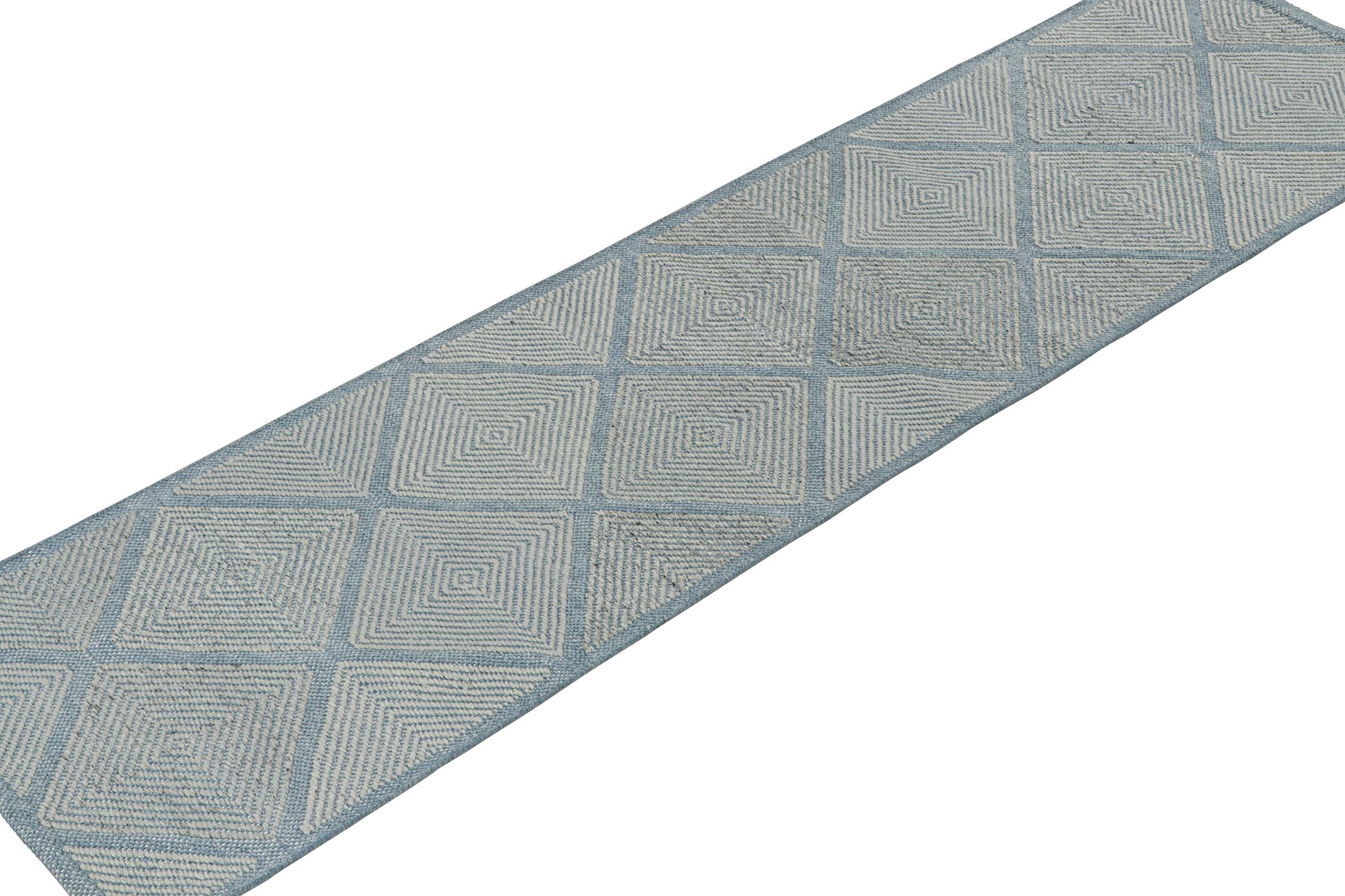 Moderne Rug & Kilim's Scandinavian Style Kilim in Blue with Silver Diamond Patterns (Kilim de style scandinave en bleu avec des motifs de diamants argentés) en vente