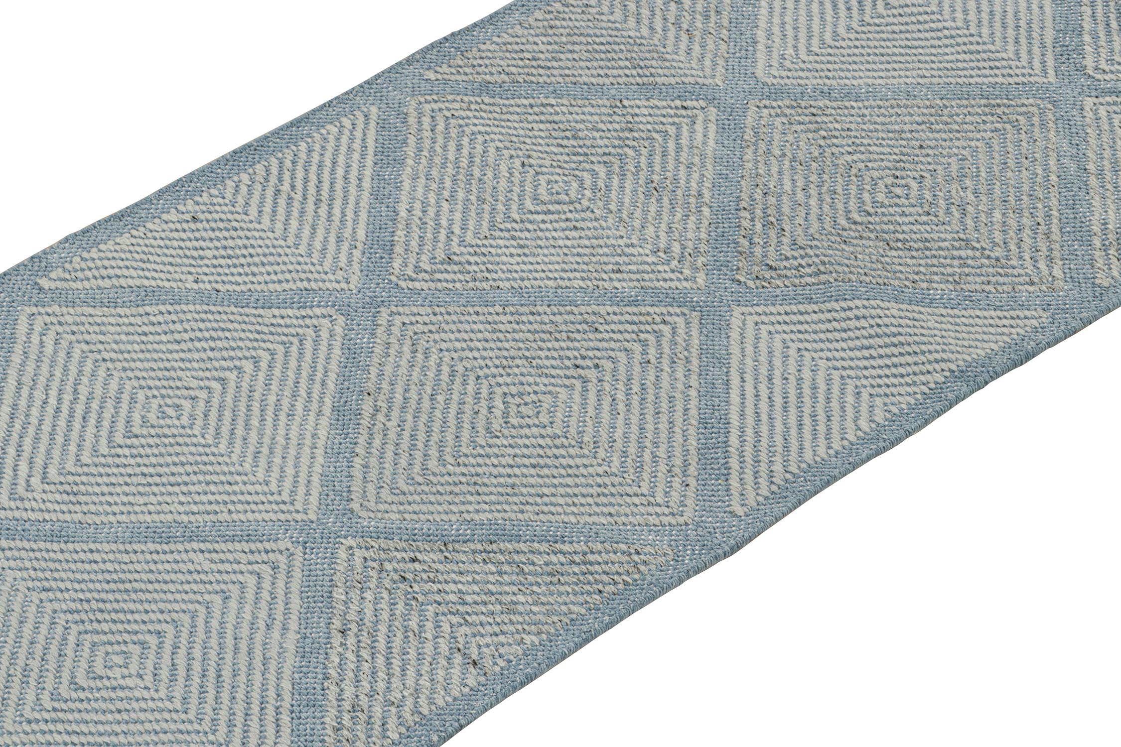 Indien Rug & Kilim's Scandinavian Style Kilim in Blue with Silver Diamond Patterns (Kilim de style scandinave en bleu avec des motifs de diamants argentés) en vente