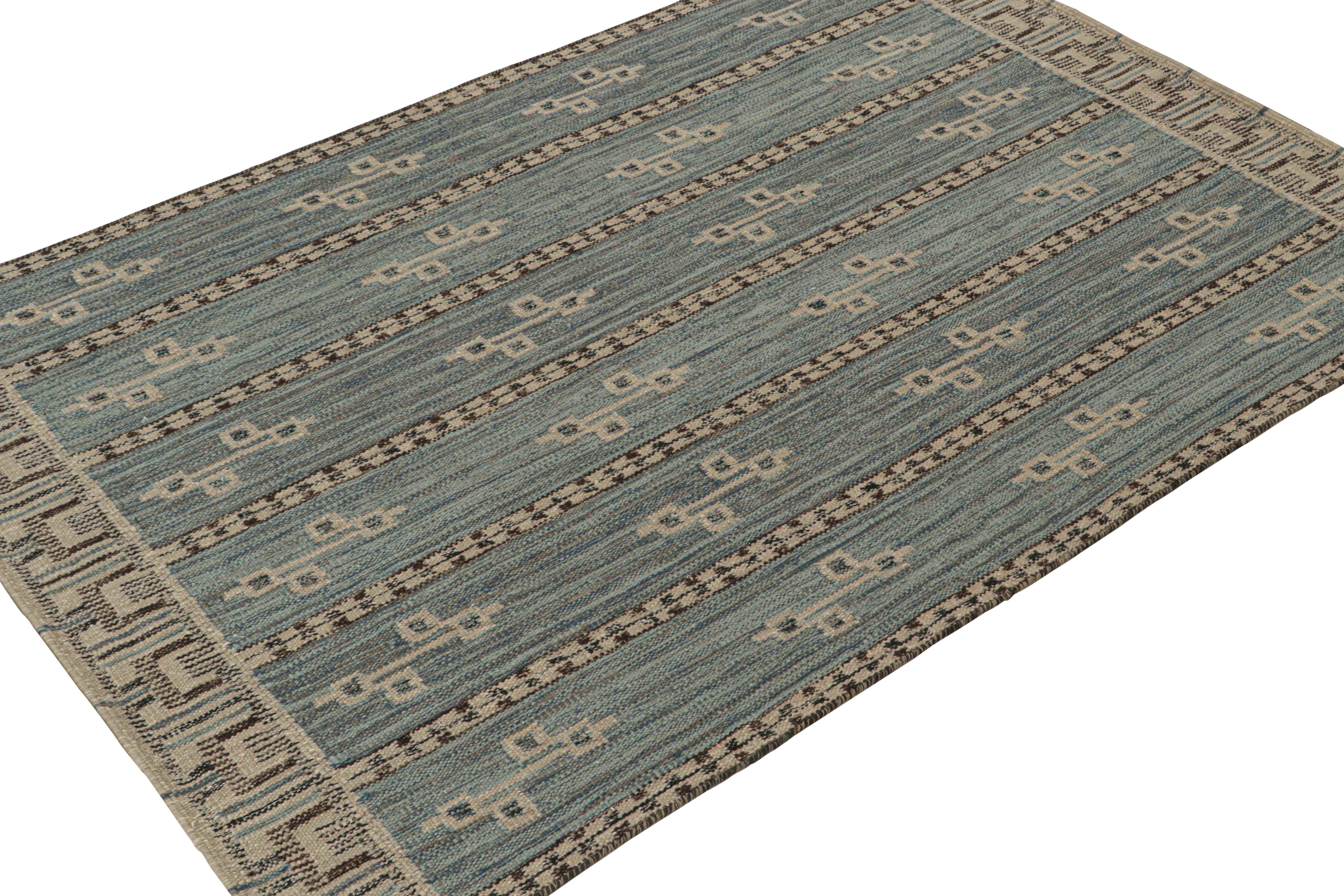 Moderno Rug & Kilim è un kilim in stile scandinavo di colore blu con motivi geometrici color taupe in vendita