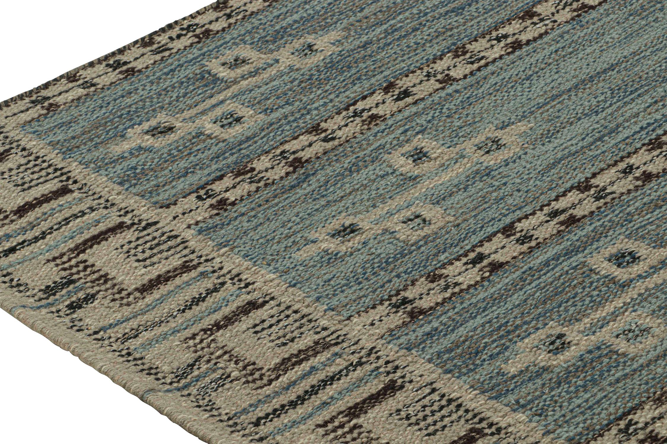 Annodato a mano Rug & Kilim è un kilim in stile scandinavo di colore blu con motivi geometrici color taupe in vendita