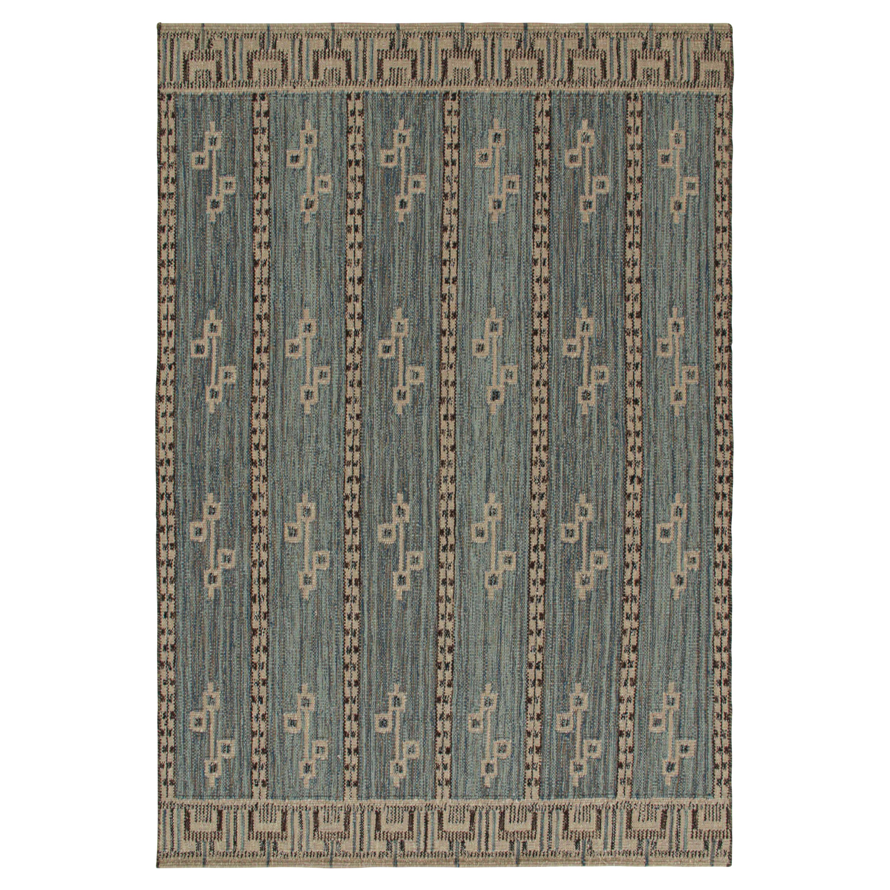 Rug & Kilim è un kilim in stile scandinavo di colore blu con motivi geometrici color taupe in vendita