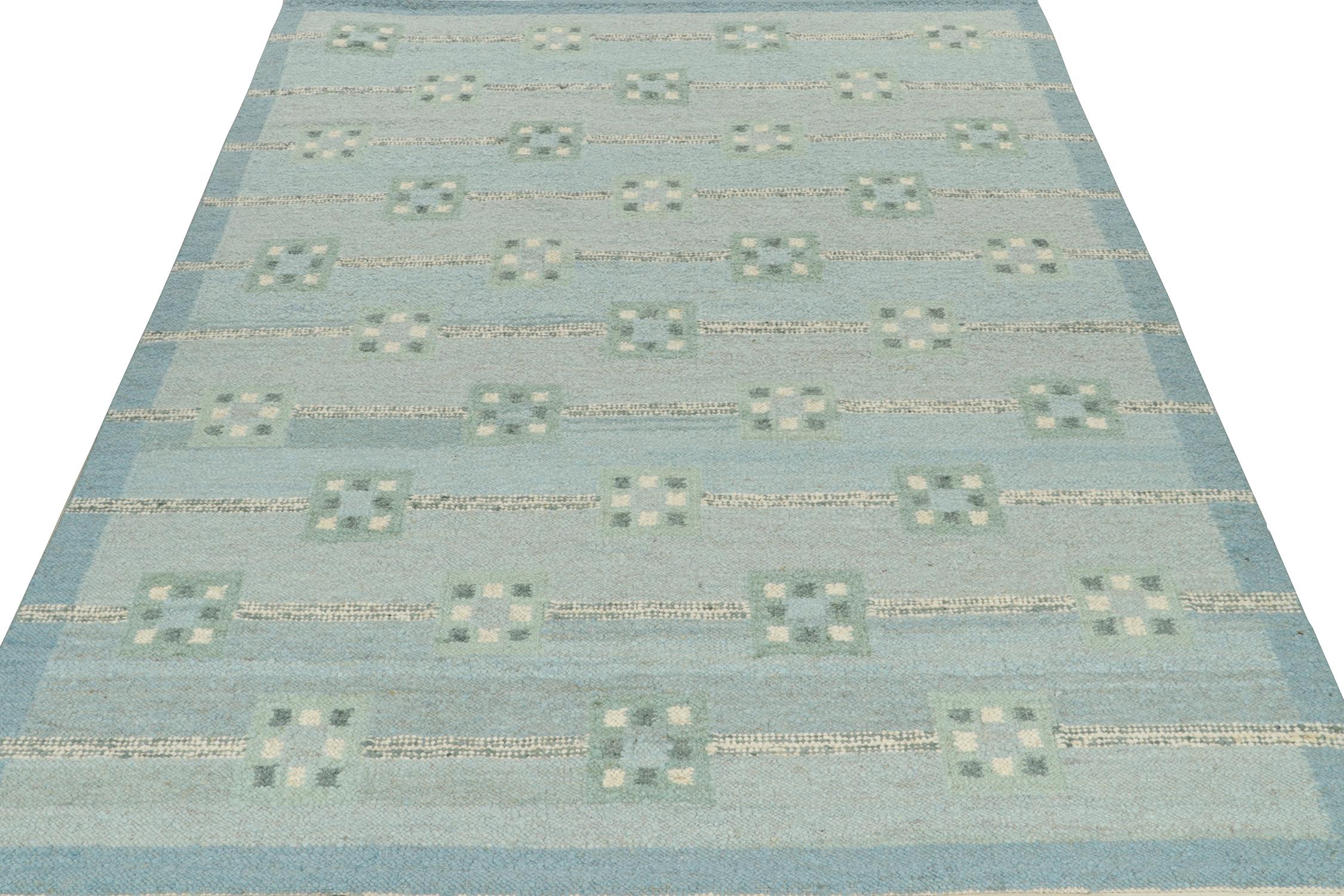 Scandinavo moderno Rug & Kilim: Kilim in stile scandinavo in blu con motivi geometrici verde acqua in vendita