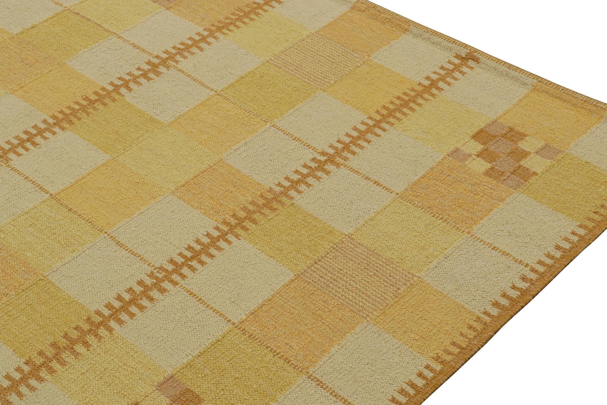 Moderno Rug & Kilim: Kilim in stile scandinavo con motivo geometrico color crema e oro in vendita