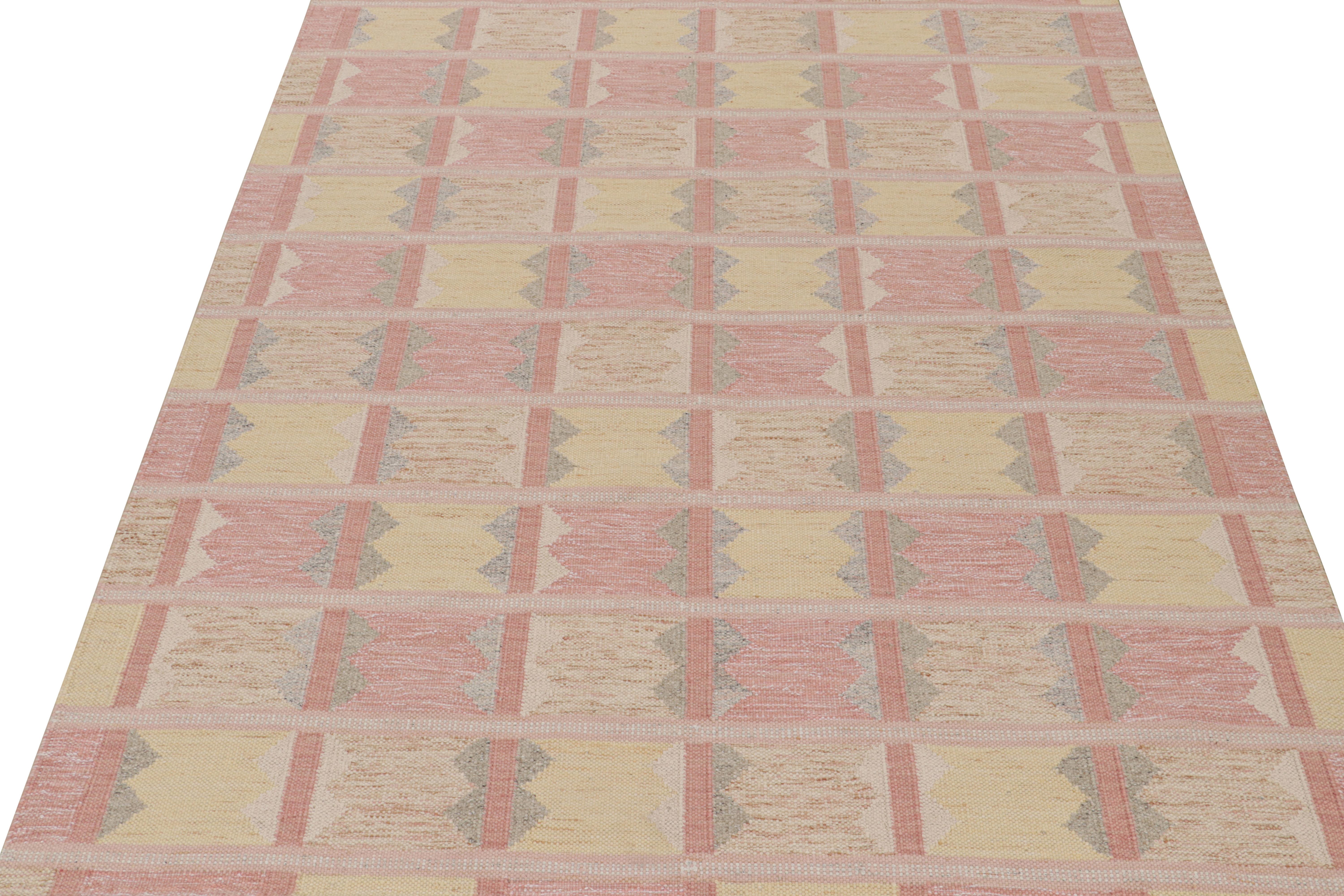 Kilim de estilo escandinavo de Rug & Kilim con motivos geométricos en crema y rosa Anudado a mano en venta
